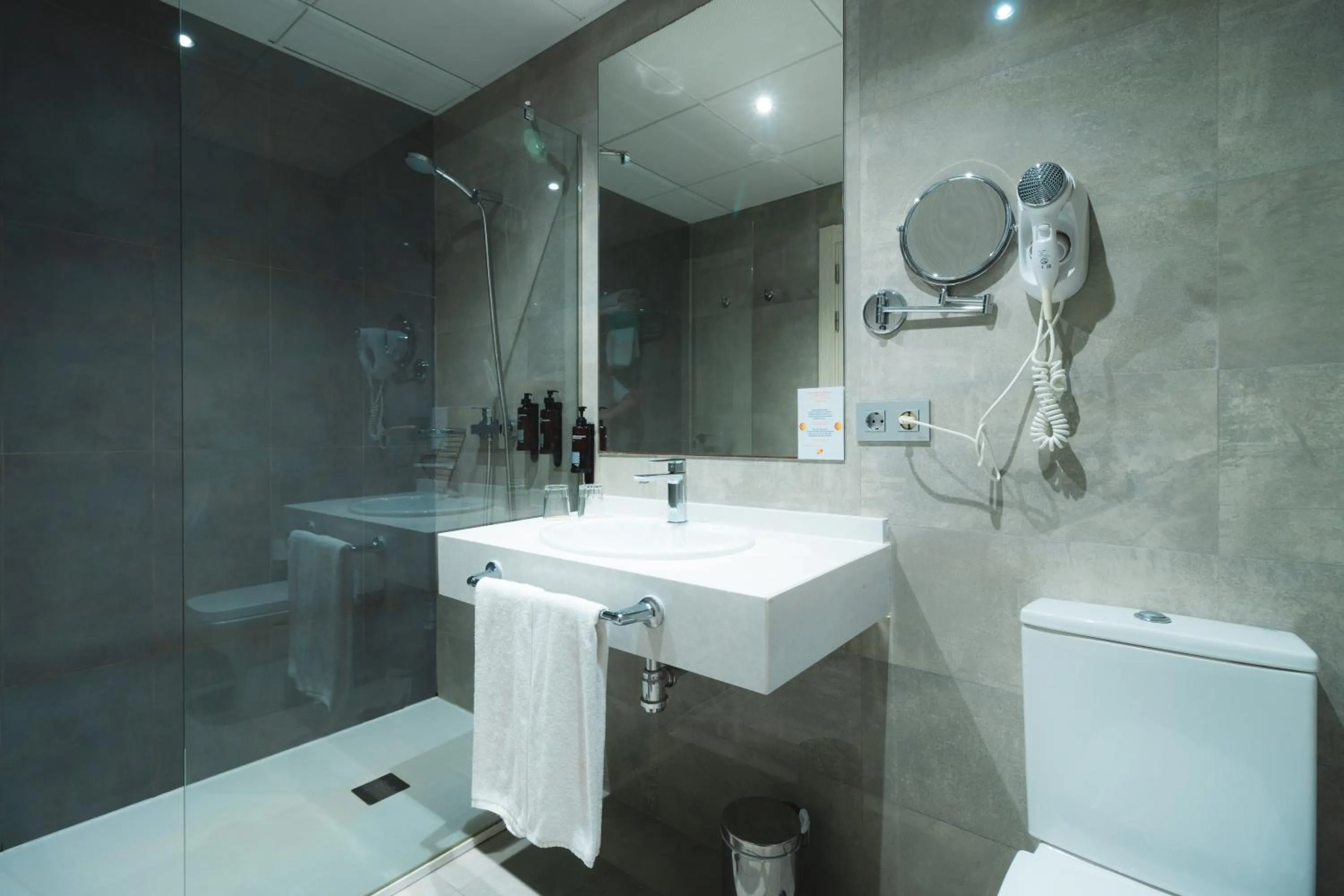 Shower in Dos Playas - 30º hotels