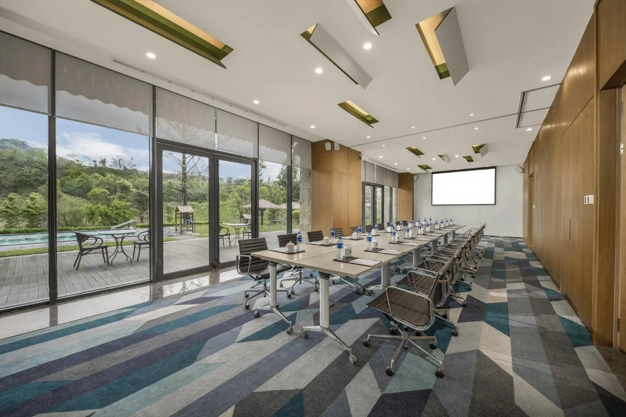 Meeting/conference room in Holiday Inn Express Emei Mountain, an IHG Hotel