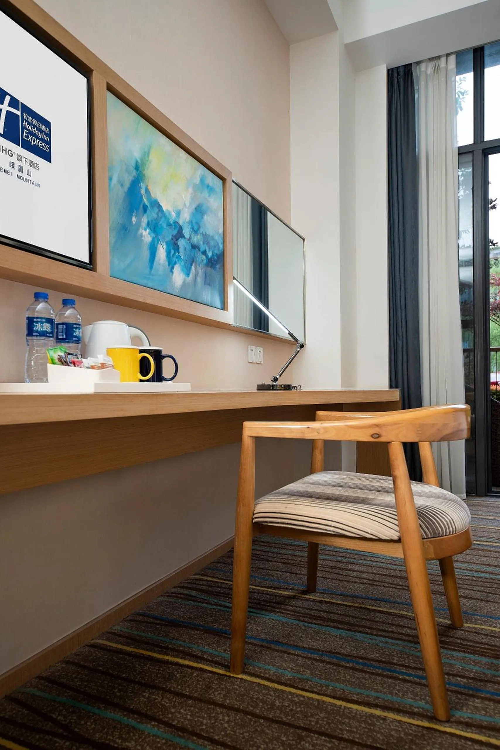 hair dresser in Holiday Inn Express Emei Mountain, an IHG Hotel