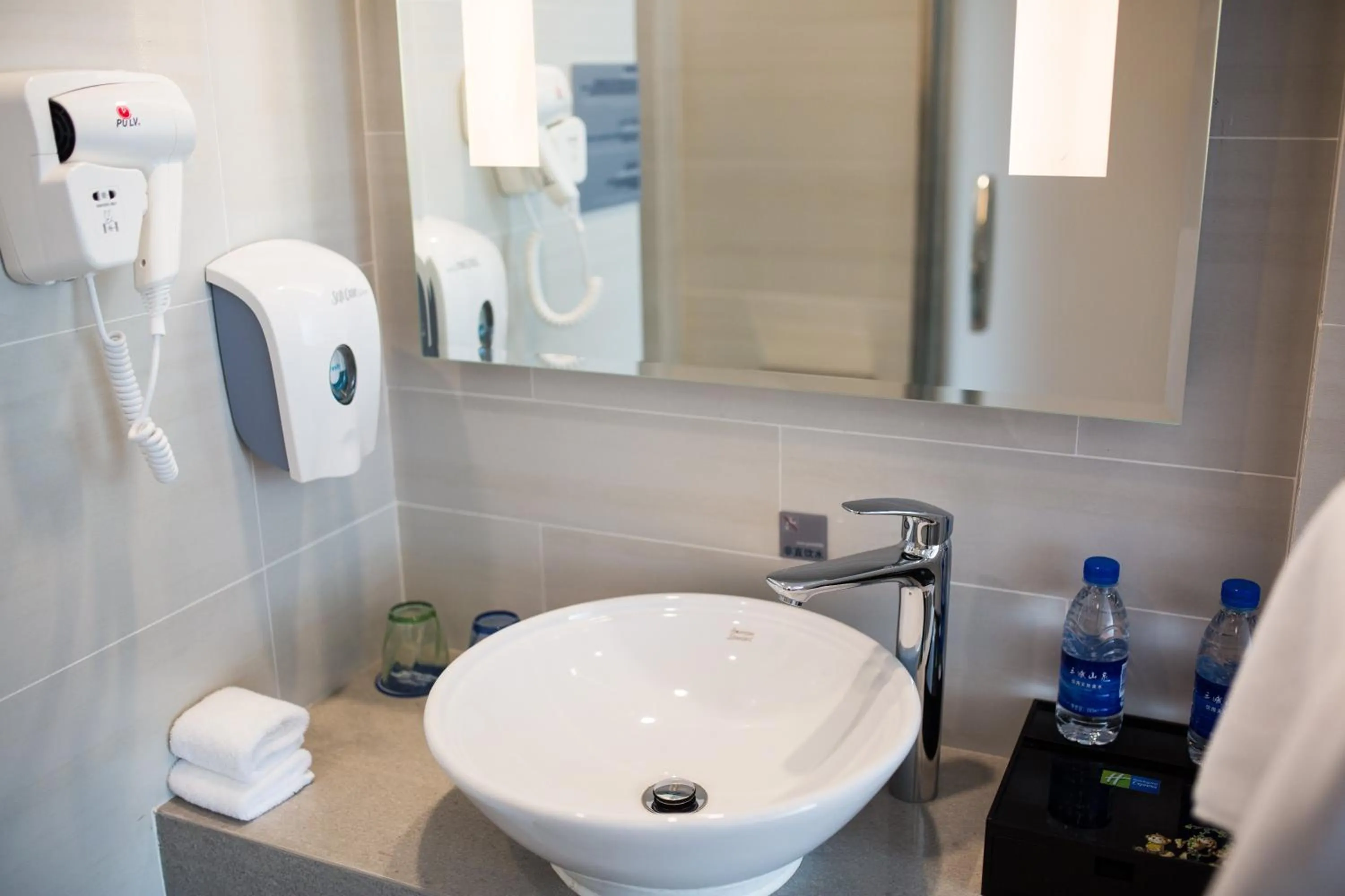 Bathroom in Holiday Inn Express Emei Mountain, an IHG Hotel