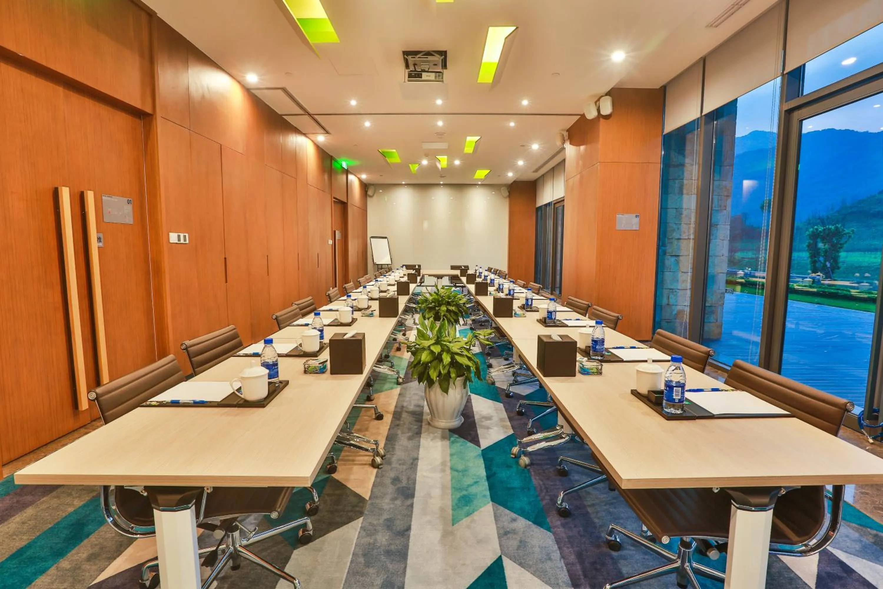 Meeting/conference room in Holiday Inn Express Emei Mountain, an IHG Hotel