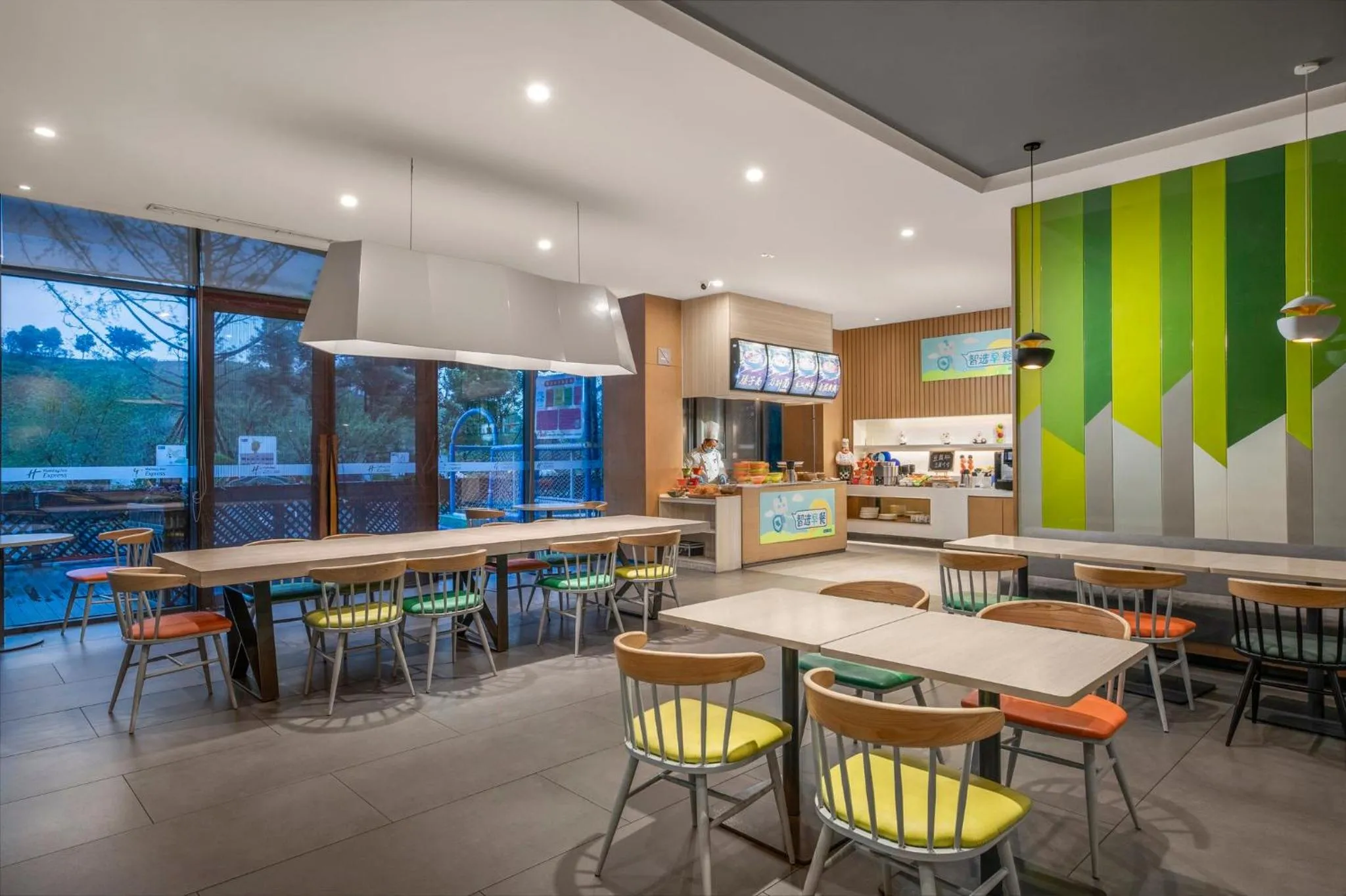 Restaurant/places to eat in Holiday Inn Express Emei Mountain, an IHG Hotel