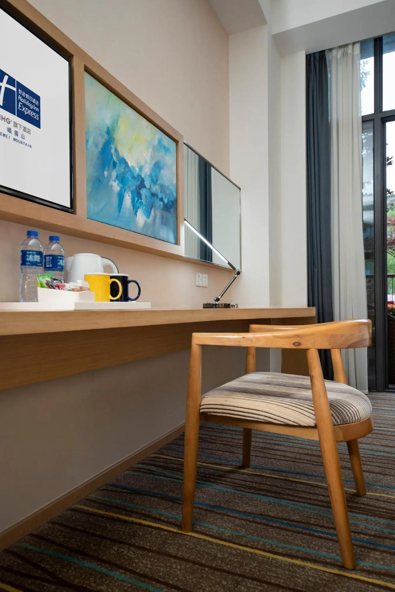 Photo of the whole room in Holiday Inn Express Emei Mountain, an IHG Hotel