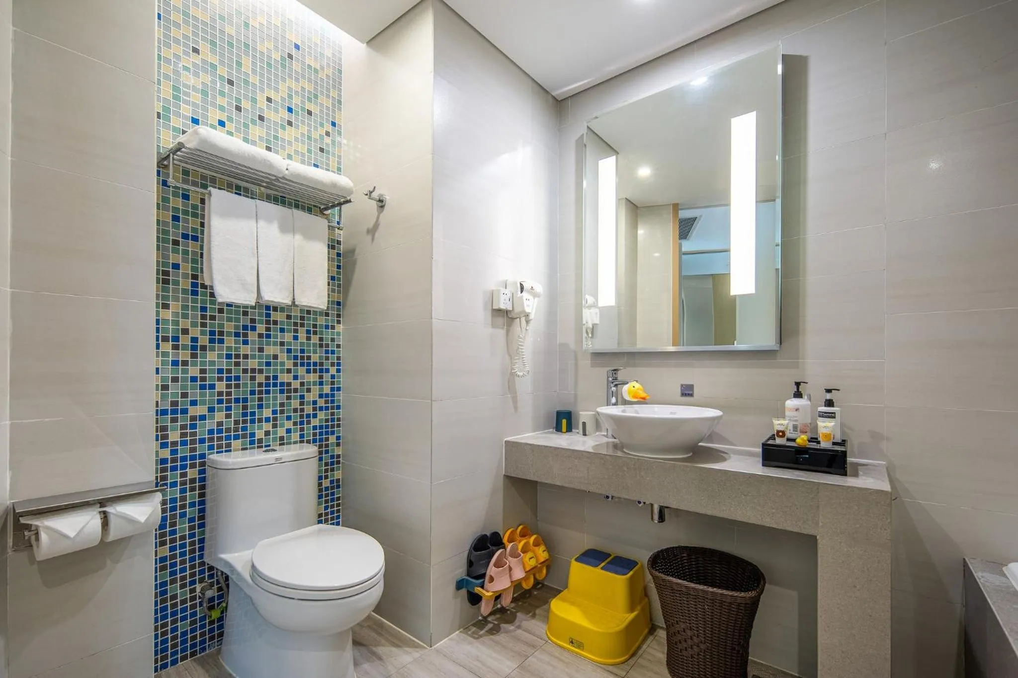 Bedroom in Holiday Inn Express Emei Mountain, an IHG Hotel