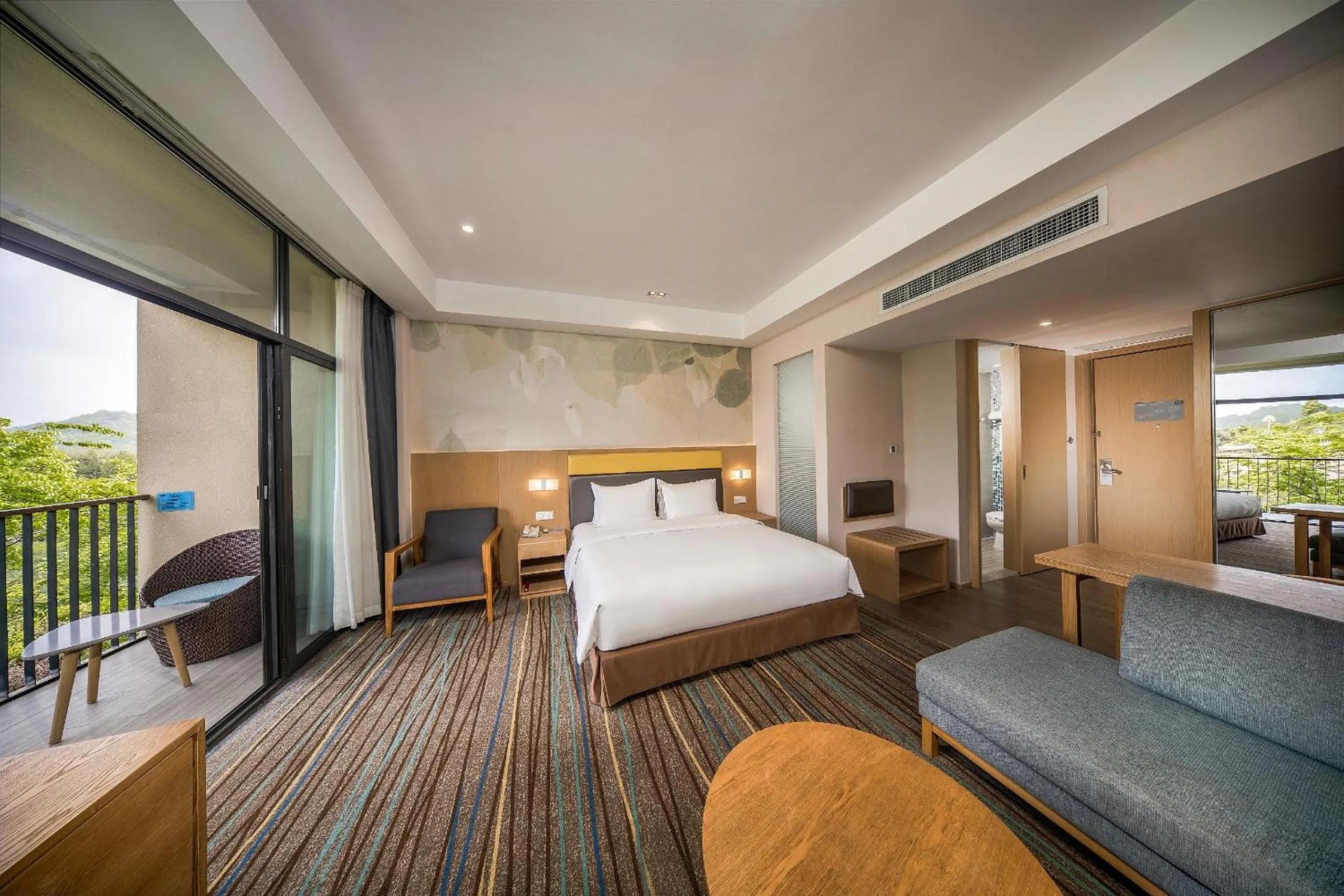 Photo of the whole room in Holiday Inn Express Emei Mountain, an IHG Hotel