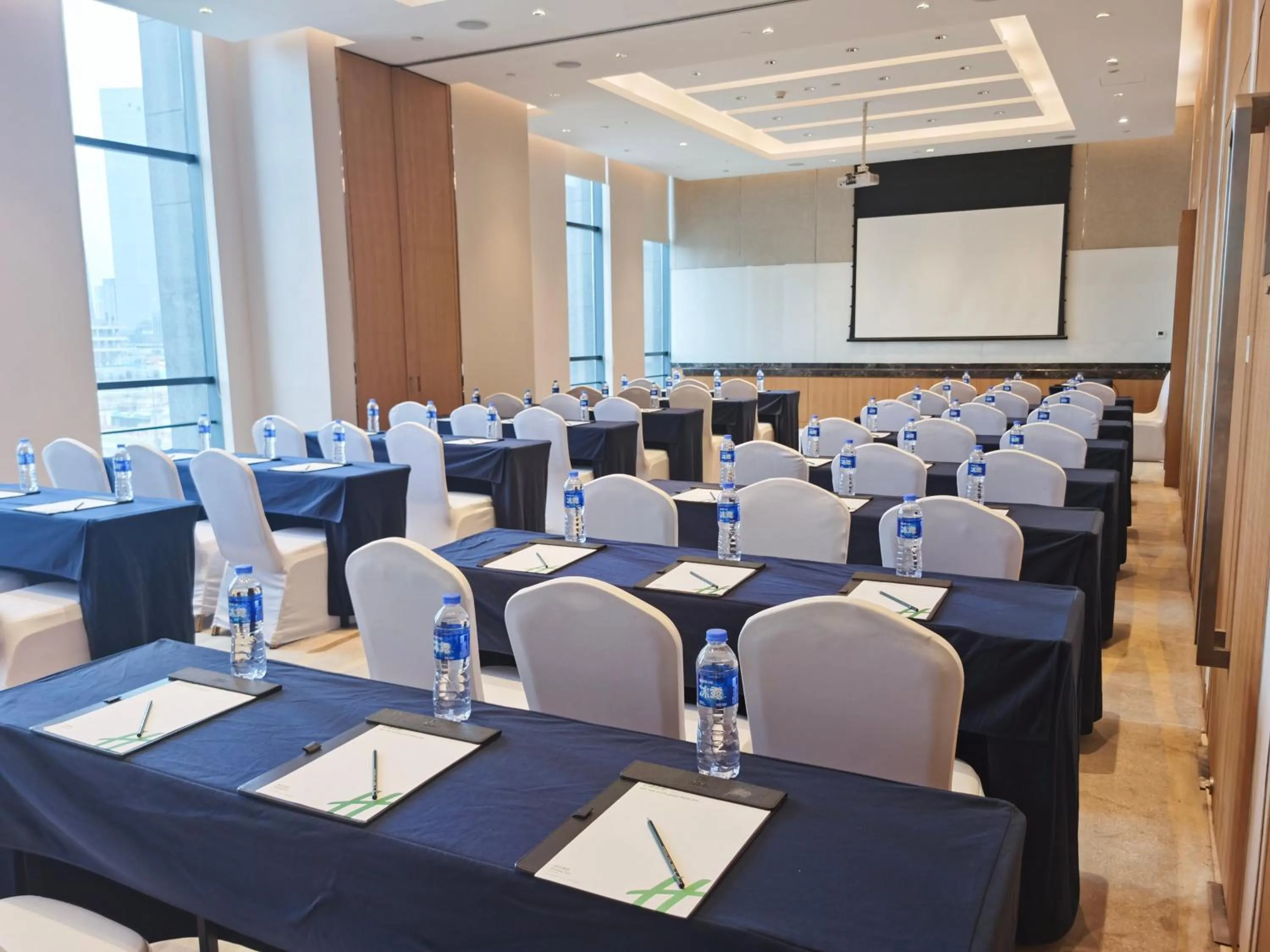 Meeting/conference room in Holiday Inn Chengdu Qinhuang by IHG