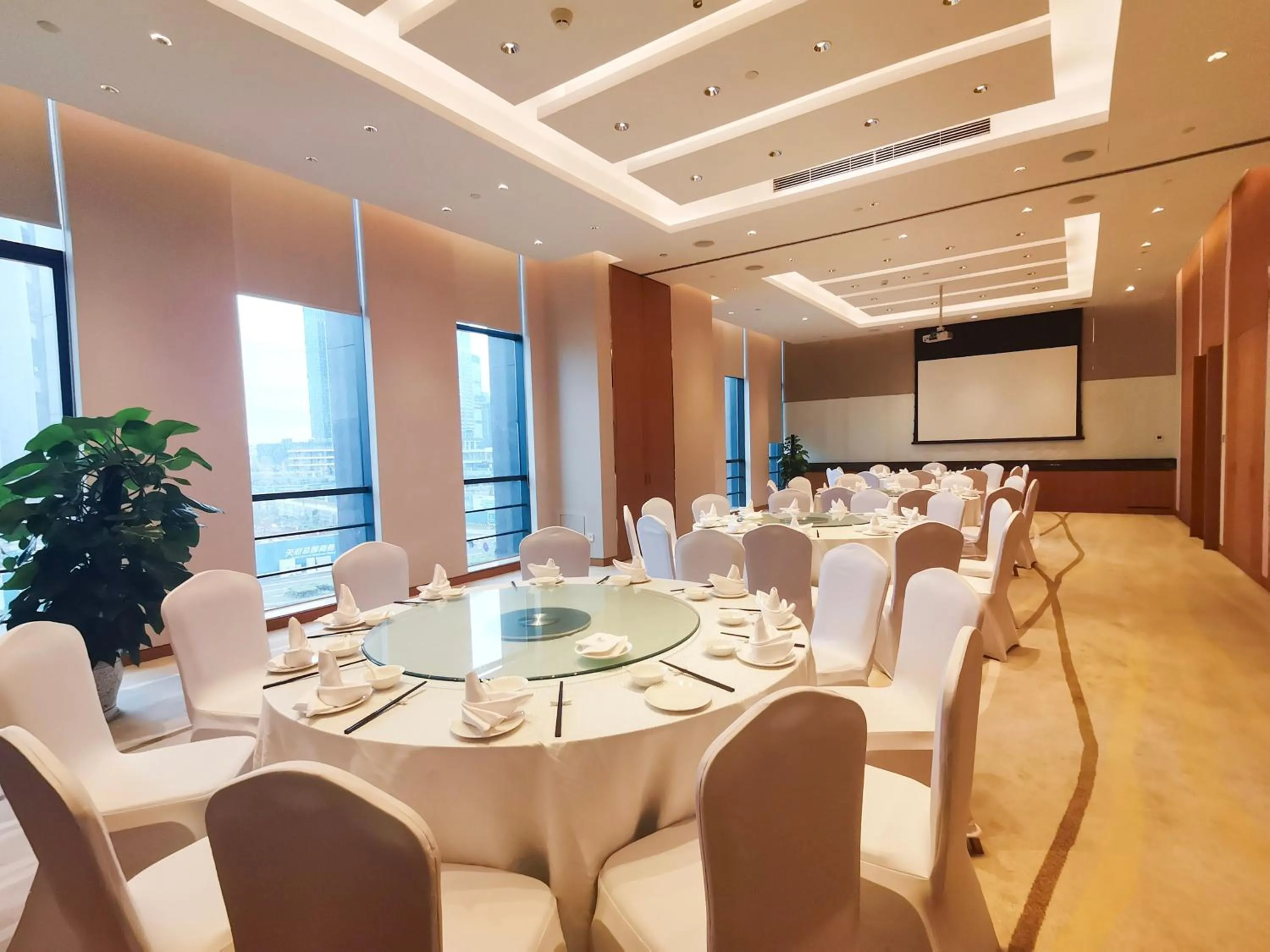 Meeting/conference room in Holiday Inn Chengdu Qinhuang by IHG
