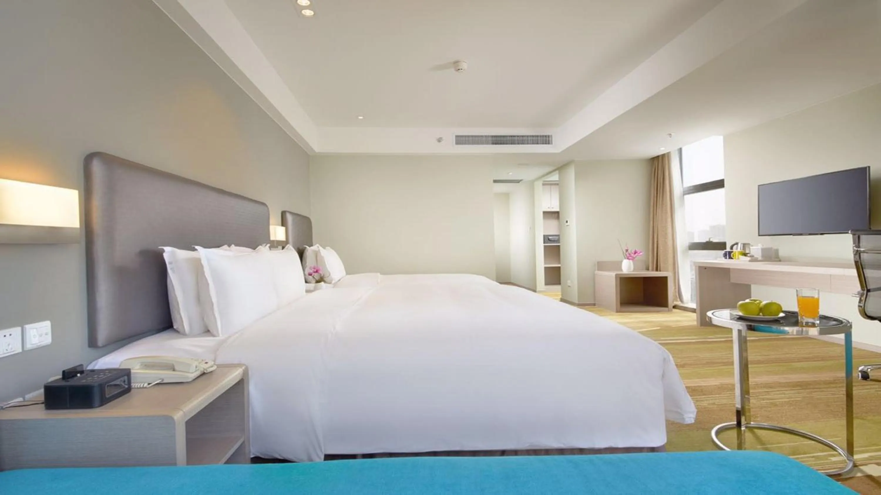 Photo of the whole room, Bed in Holiday Inn Express Panjin Downtown by IHG