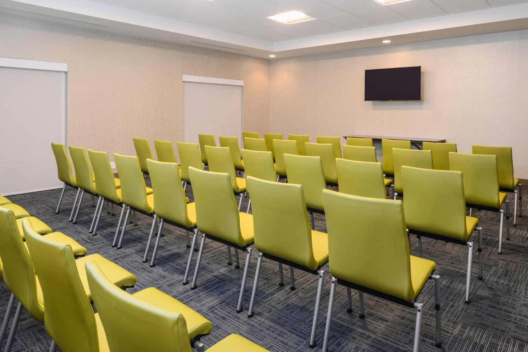 Meeting/conference room in Holiday Inn Express & Suites - St. Petersburg - Madeira Beach by IHG