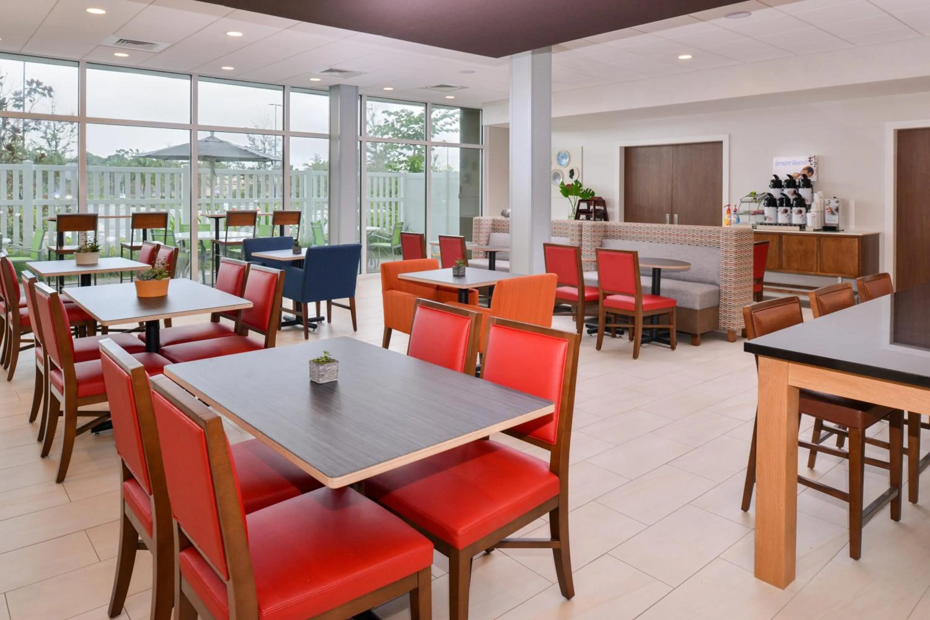 Restaurant/places to eat in Holiday Inn Express & Suites - St. Petersburg - Madeira Beach by IHG