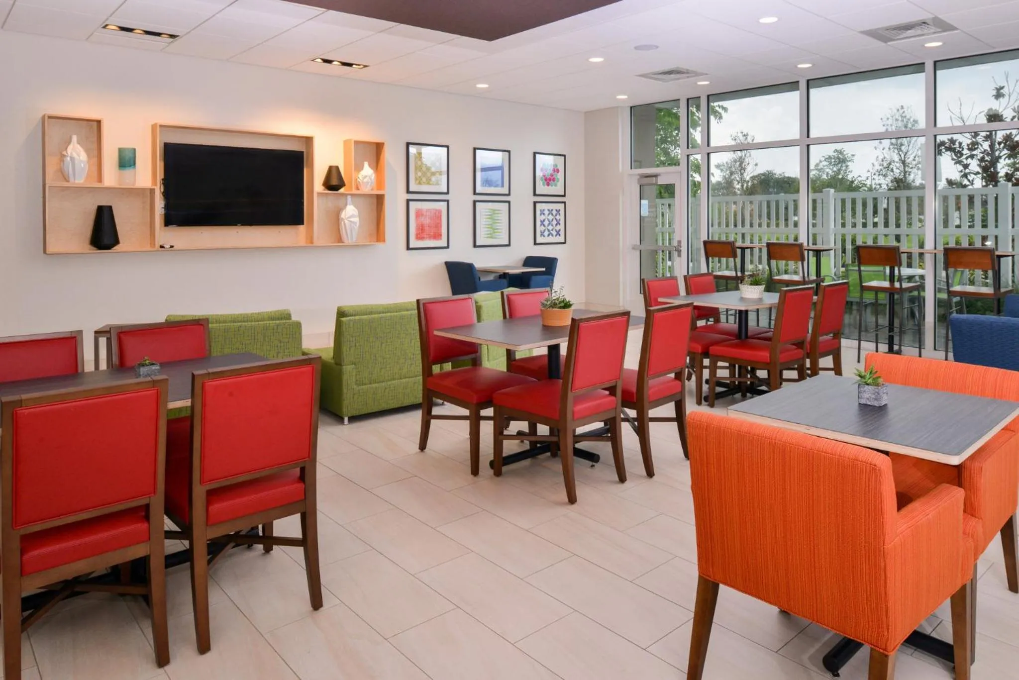Restaurant/places to eat in Holiday Inn Express & Suites - St. Petersburg - Madeira Beach by IHG