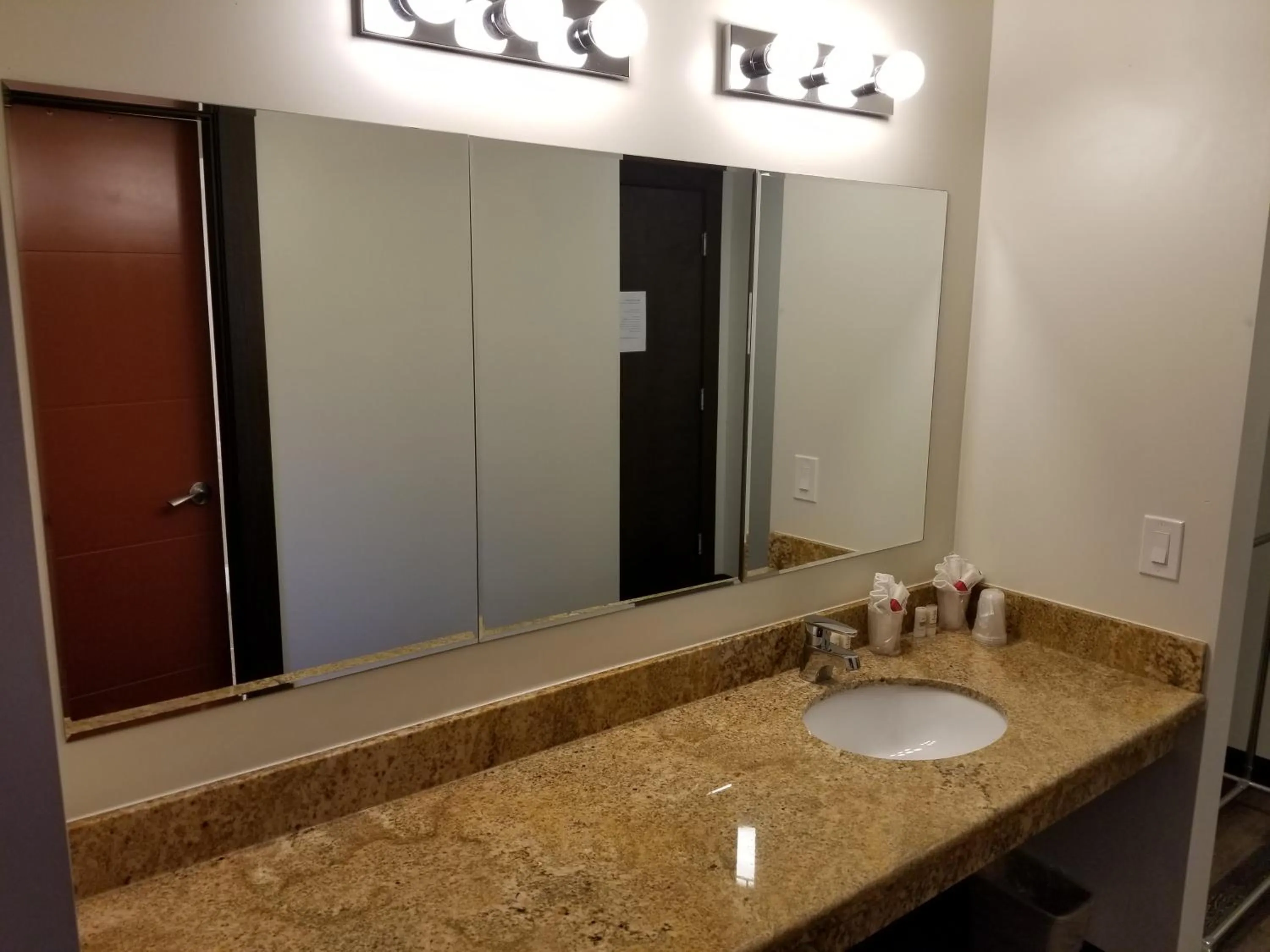 Bathroom in Best Lynnwood Inn