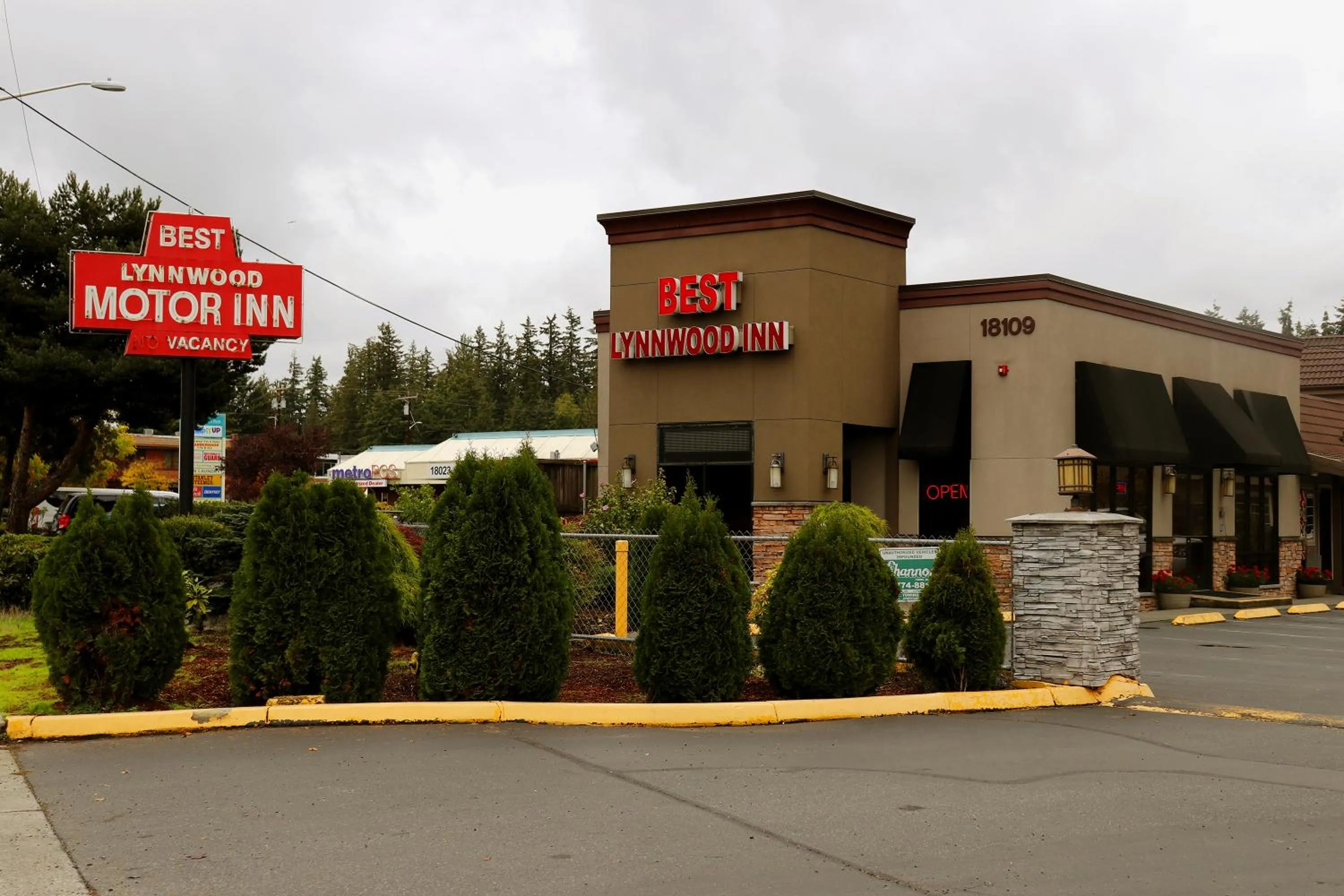 Property building in Best Lynnwood Inn