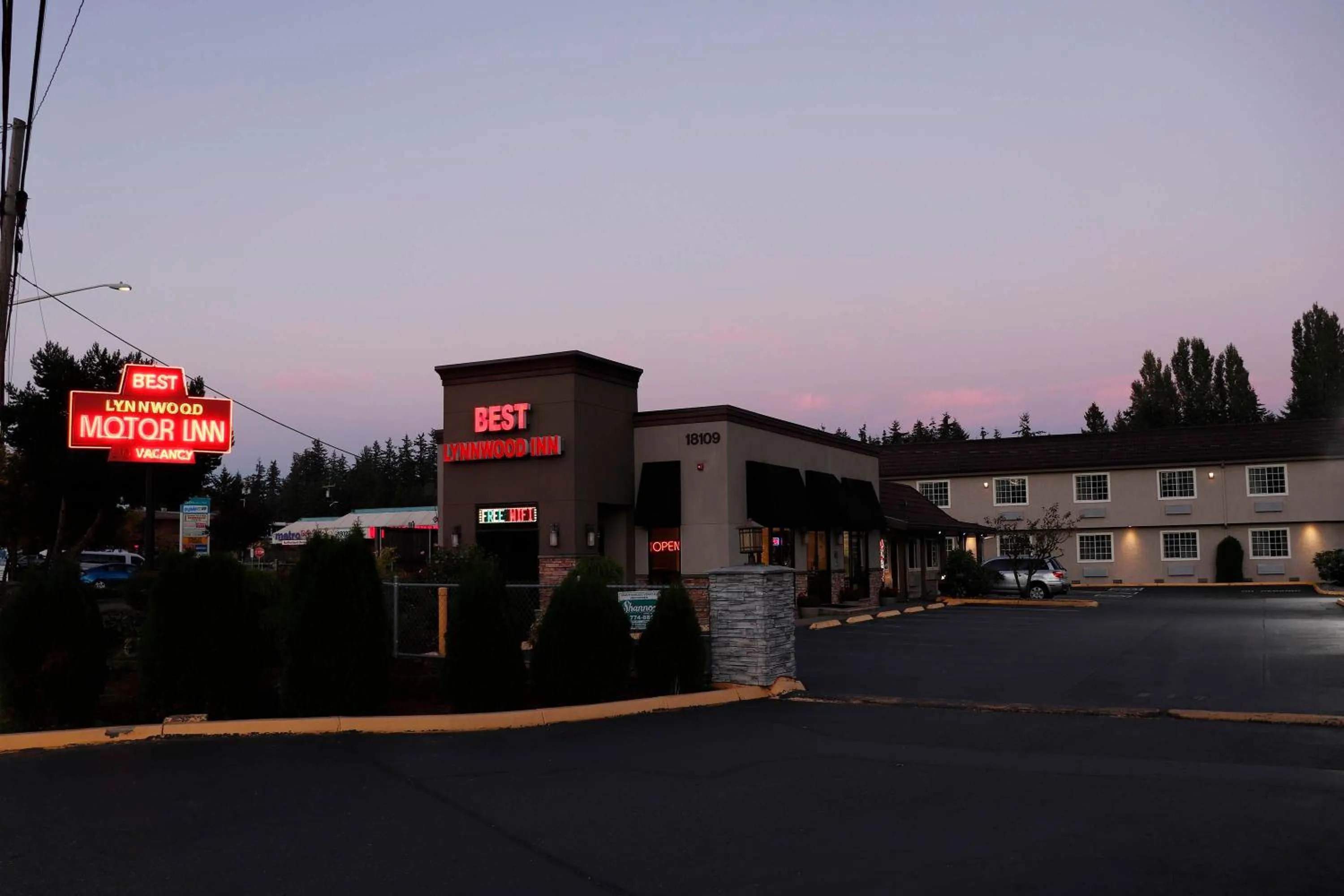 Property building in Best Lynnwood Inn