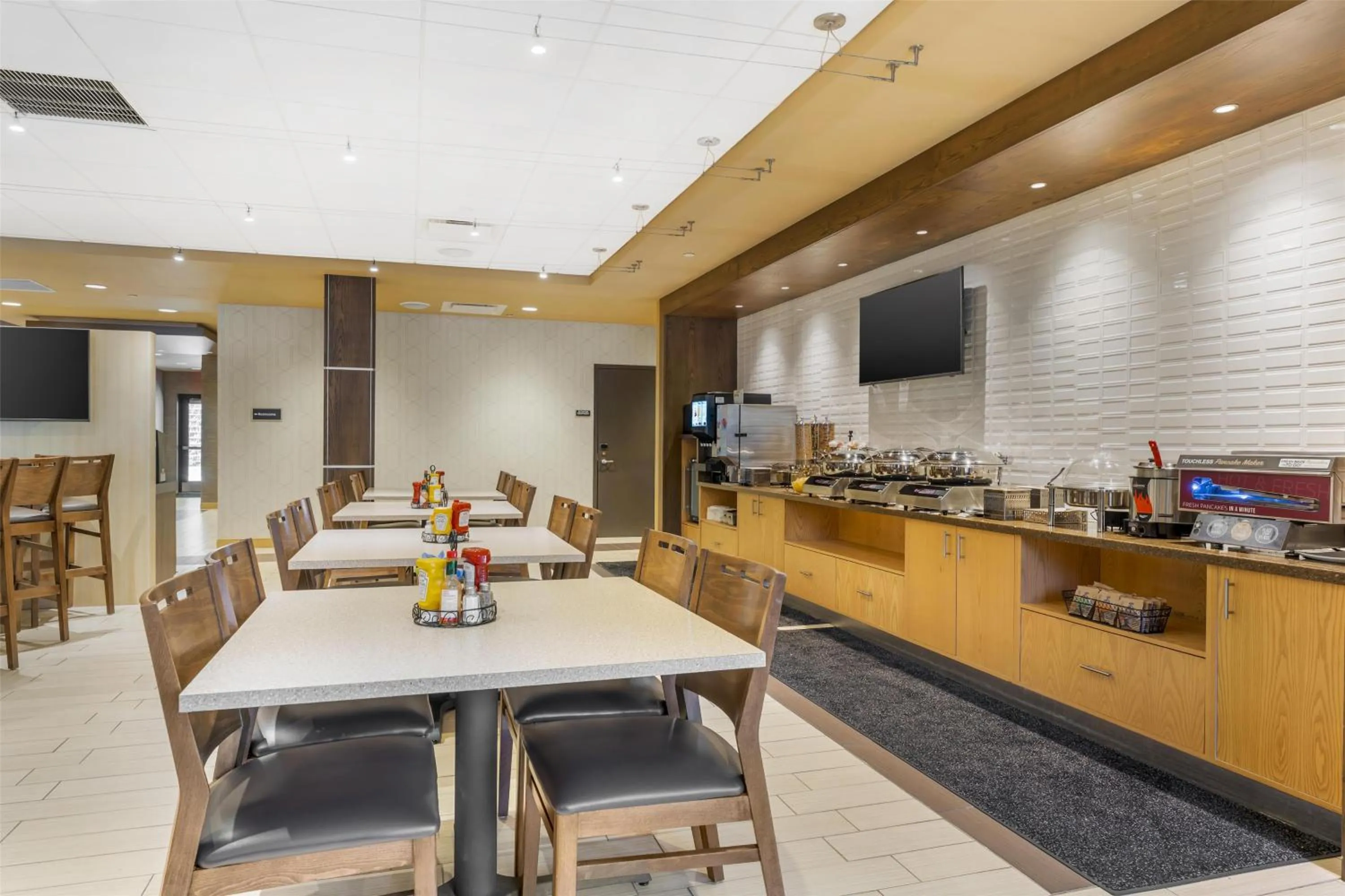 Breakfast in Best Western Plus Franciscan Square Inn & Suites Steubenville