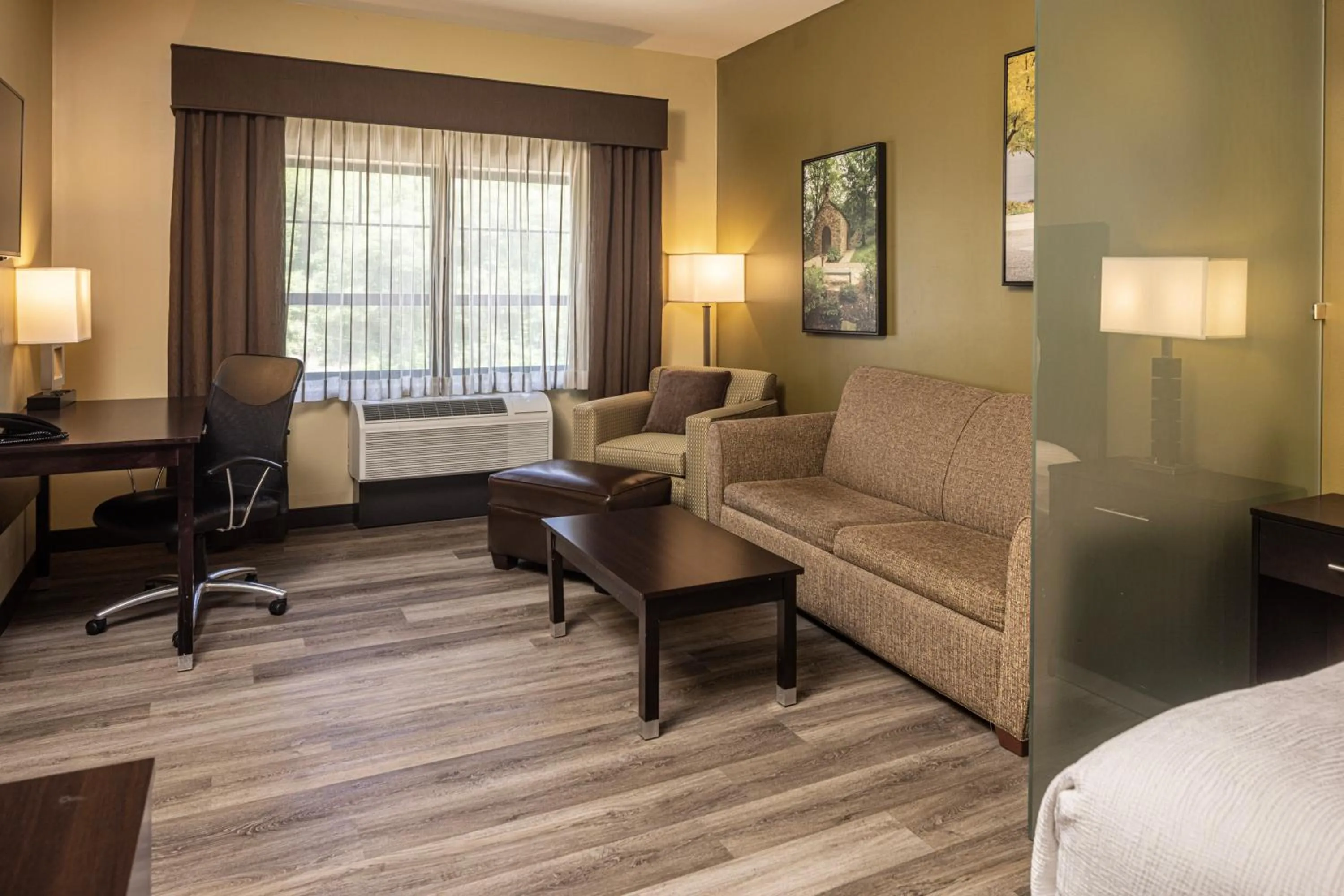 Living room, Bed in Best Western Plus Franciscan Square Inn & Suites Steubenville