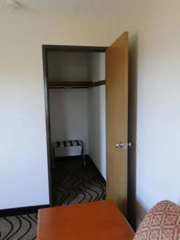 wardrobe, Bed in Oscoda Lakeside Hotel