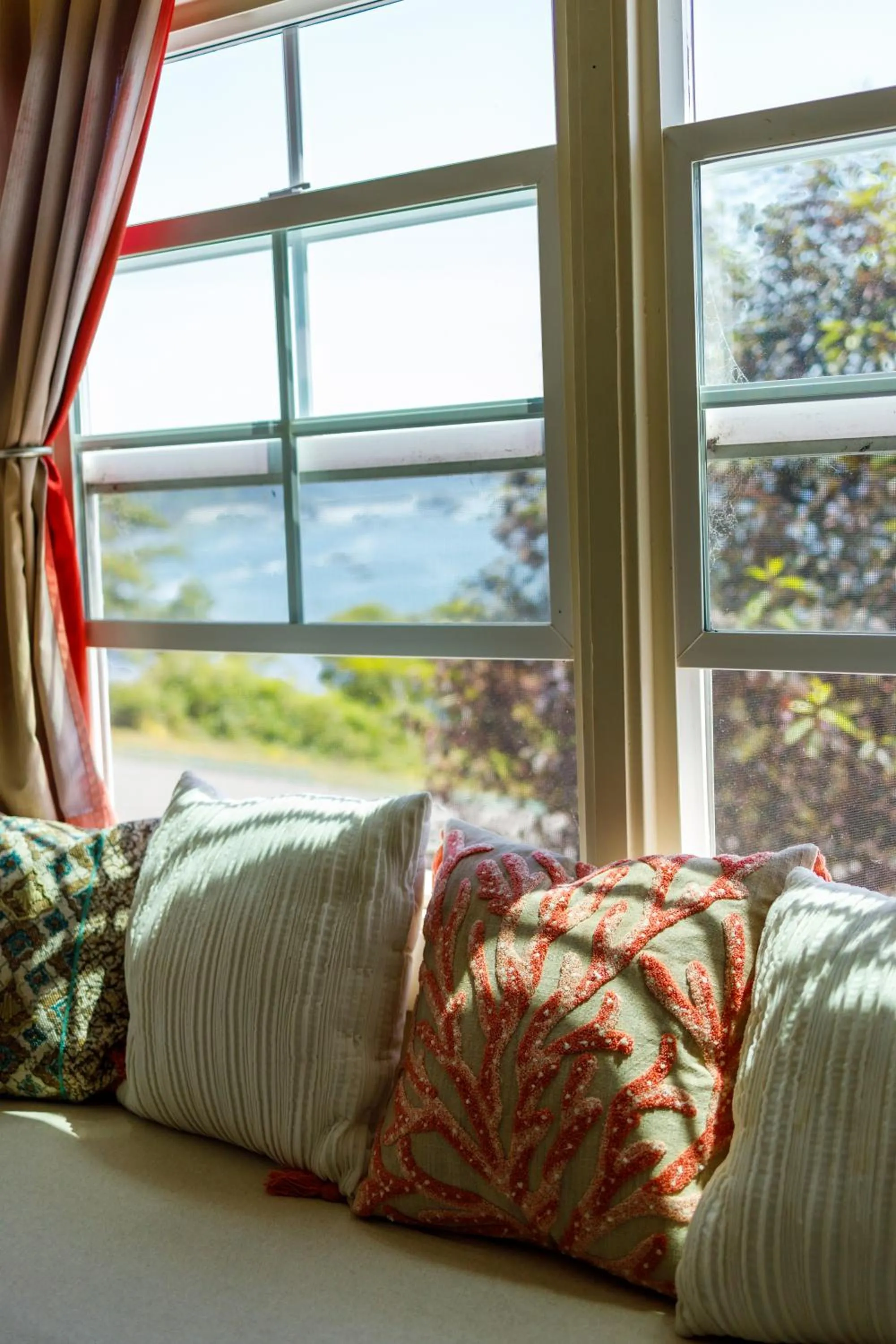 Seating area, Bed in Lookout At Trinidad Bay