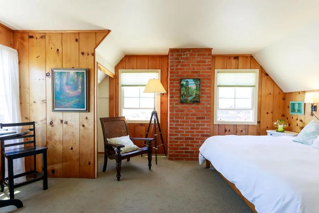 Photo of the whole room, Bed in Lookout At Trinidad Bay