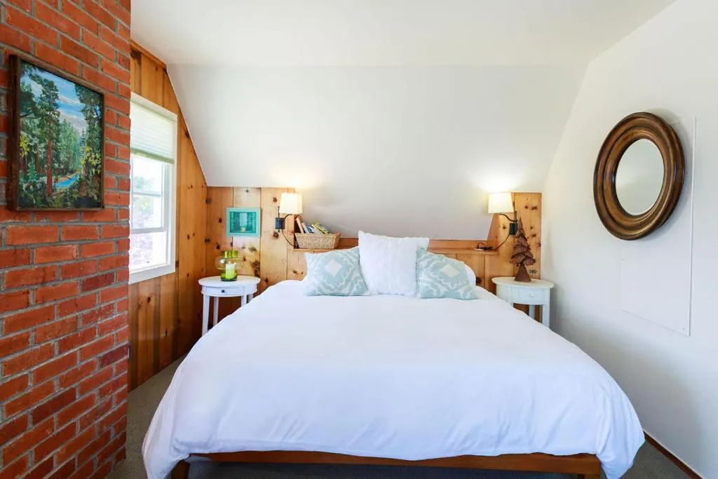 Bed in Lookout At Trinidad Bay