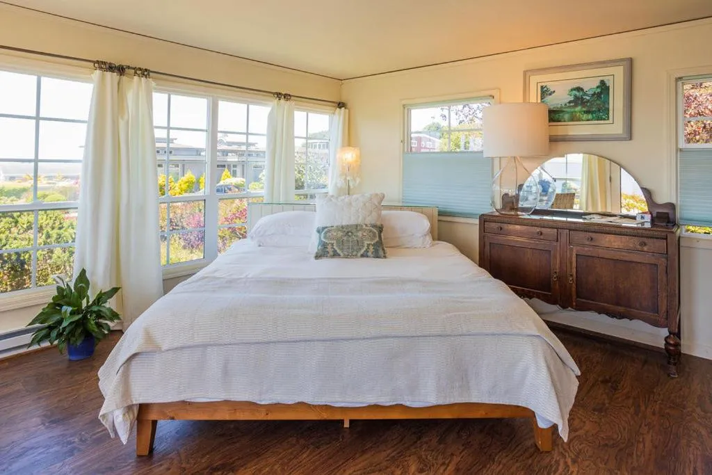 Bed in Lookout At Trinidad Bay