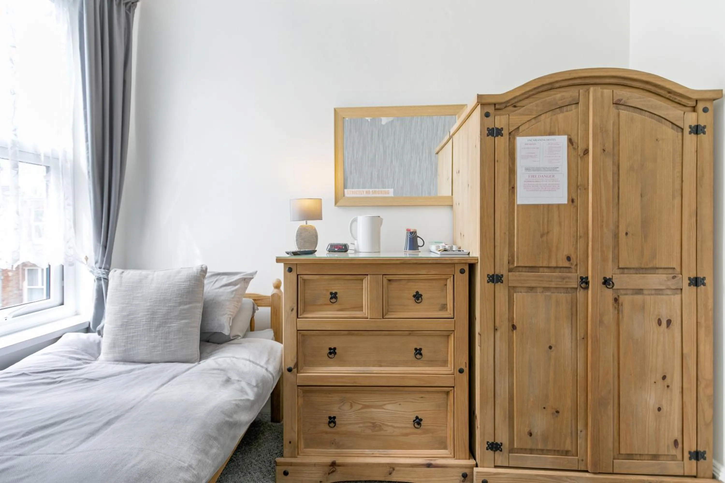 Bedroom, Bed in Jacaranda Hotel