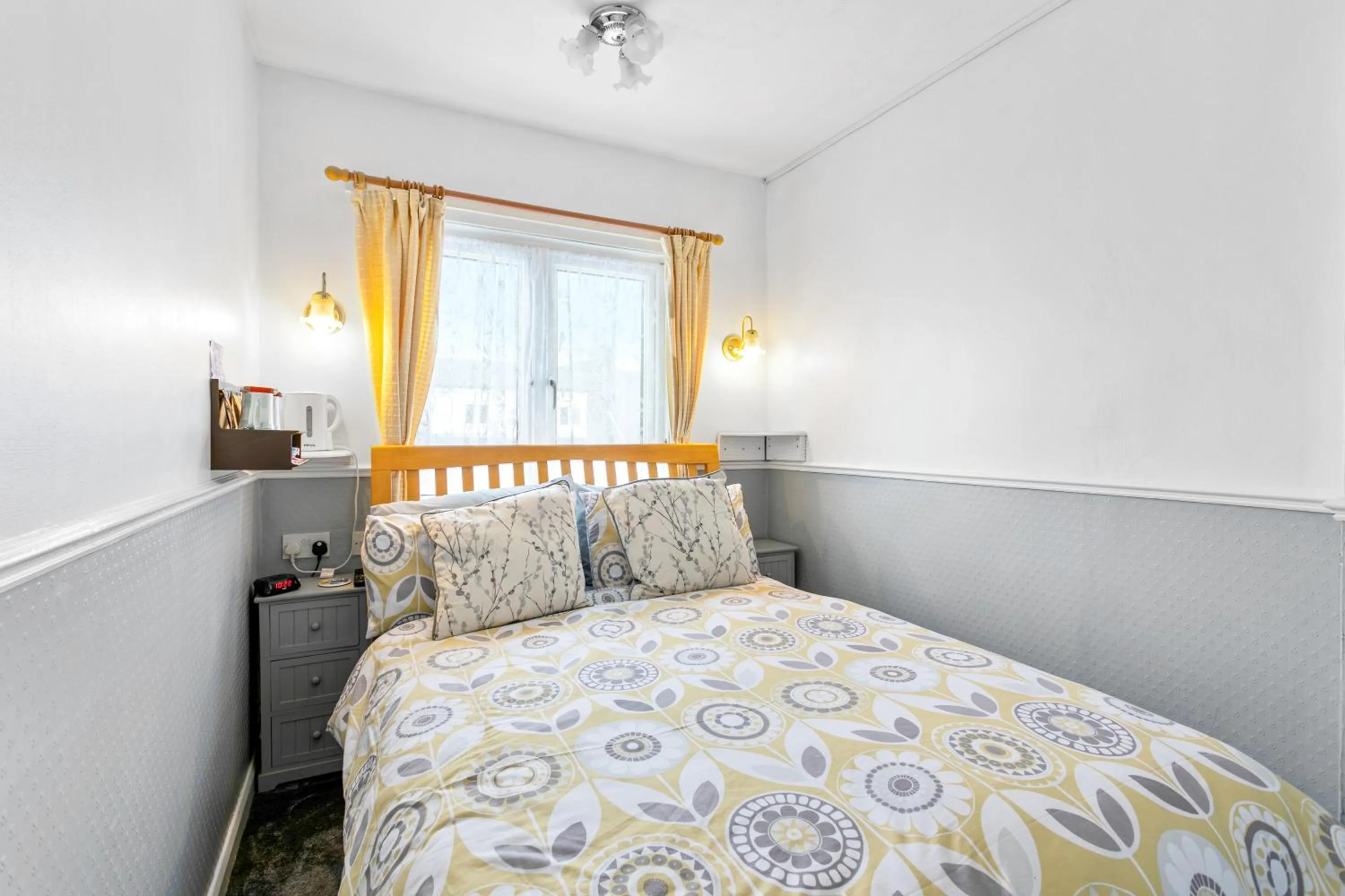 Bedroom, Bed in Jacaranda Hotel