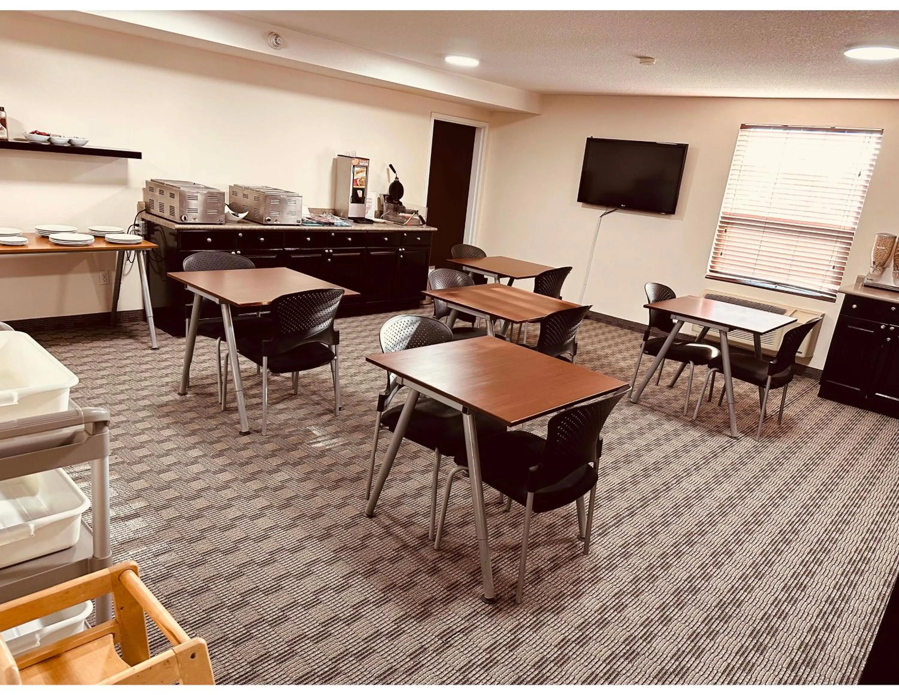 Breakfast in Aurora Park Inn & Suites