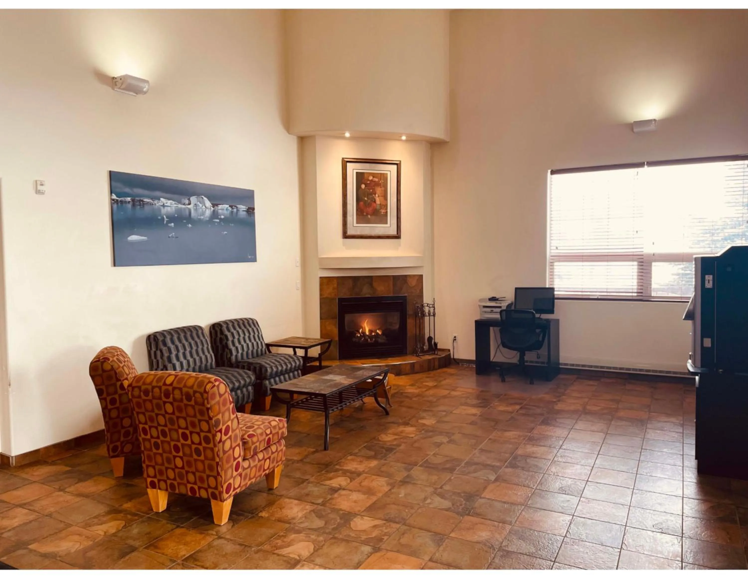 Seating area in Aurora Park Inn & Suites