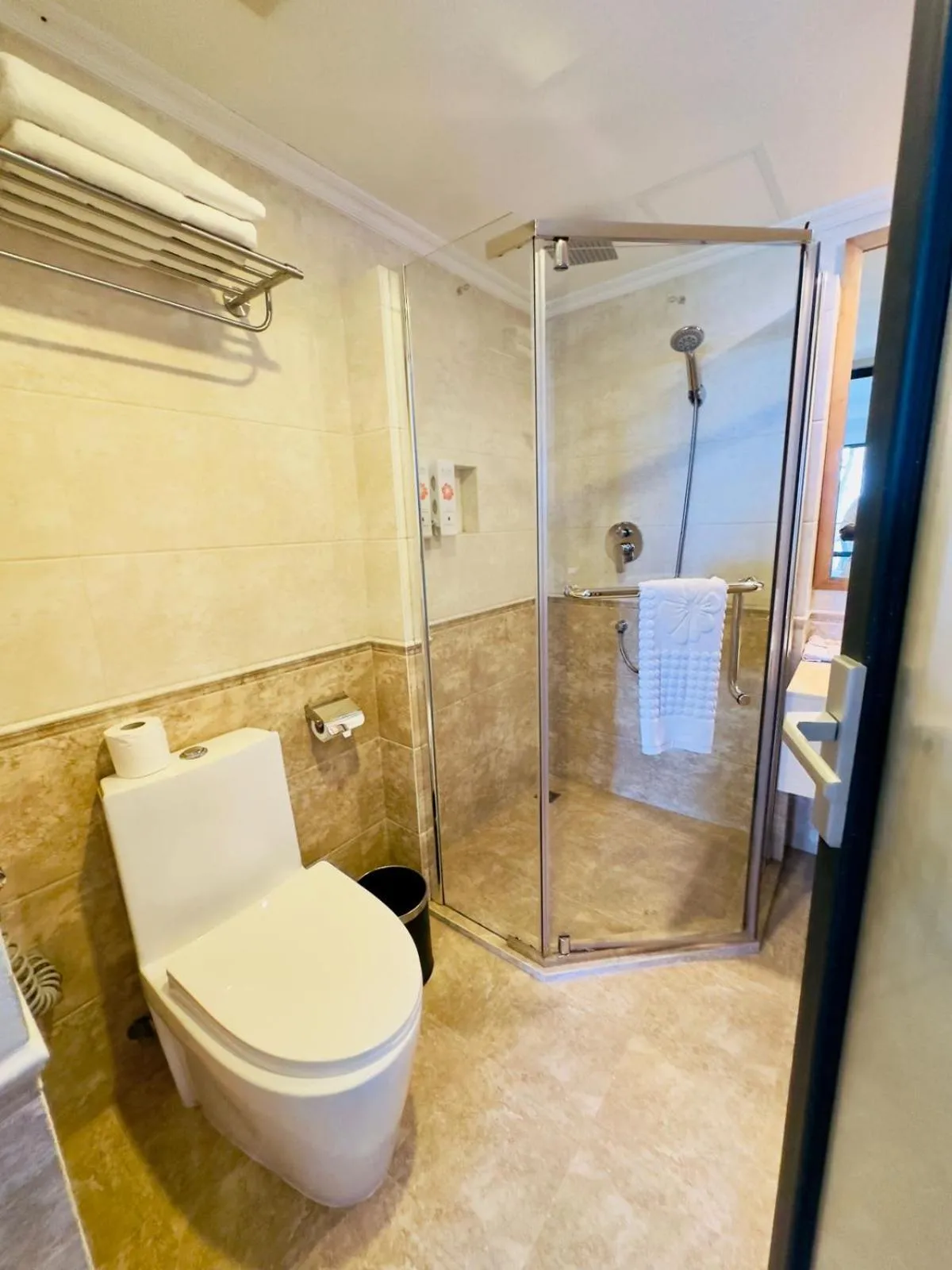 Shower in Kaani Grand Seaview