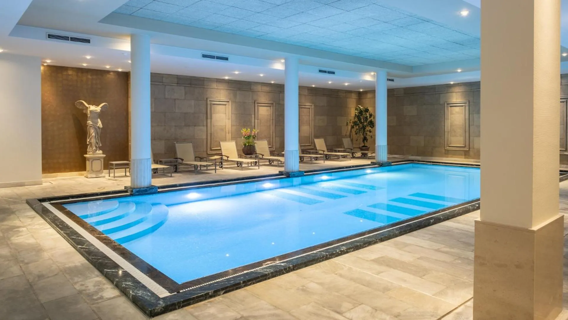 Swimming pool in Hyllit Hotel