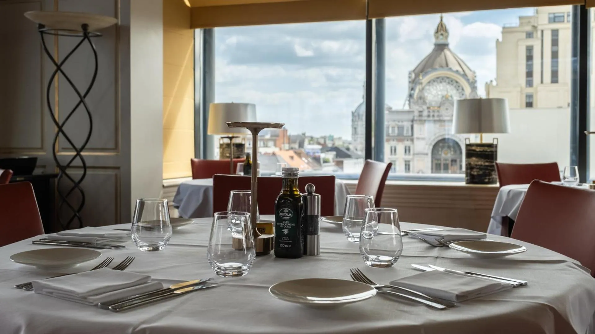 Restaurant/places to eat in Hyllit Hotel