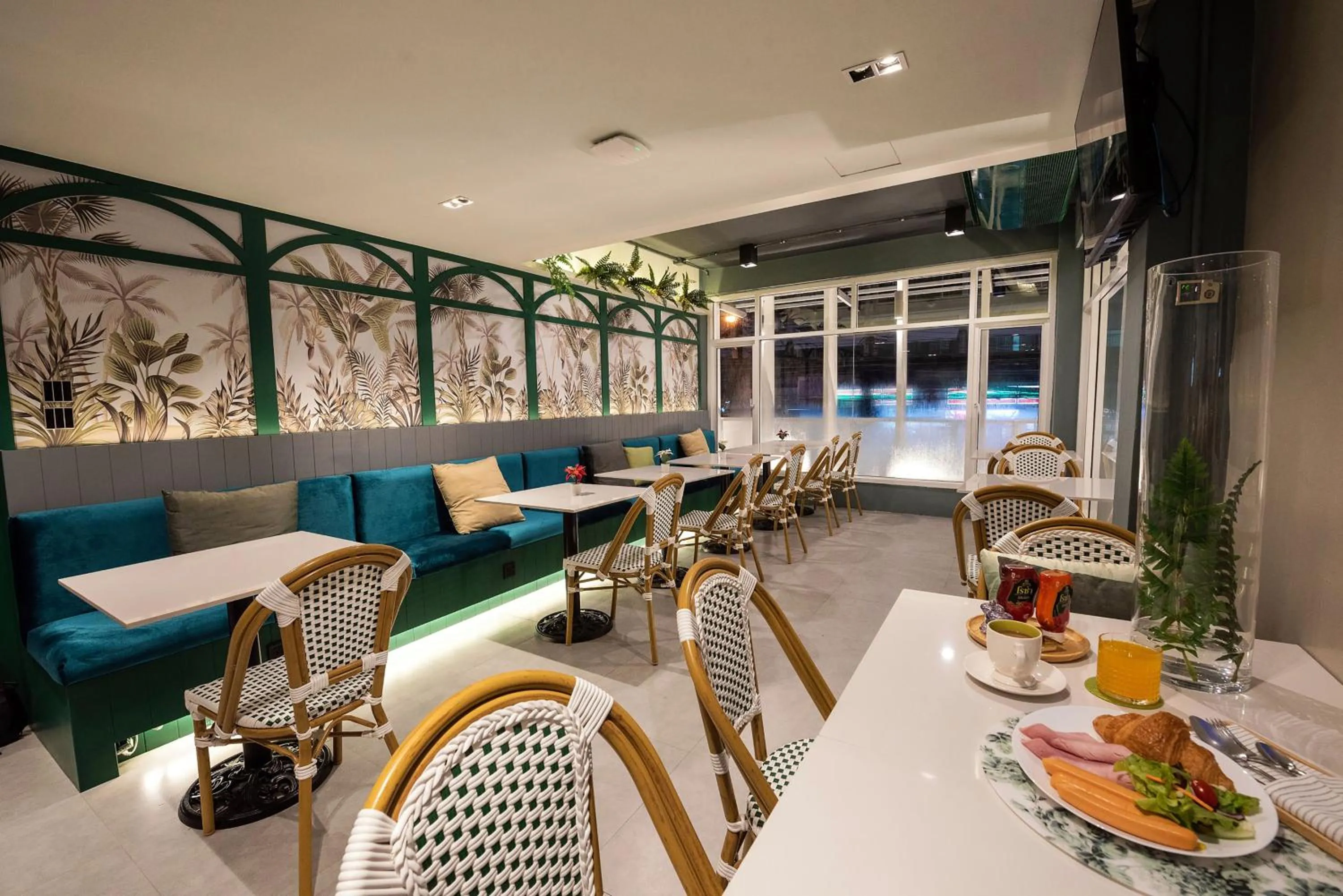 Communal lounge/ TV room in Narawad Boutique Hotel