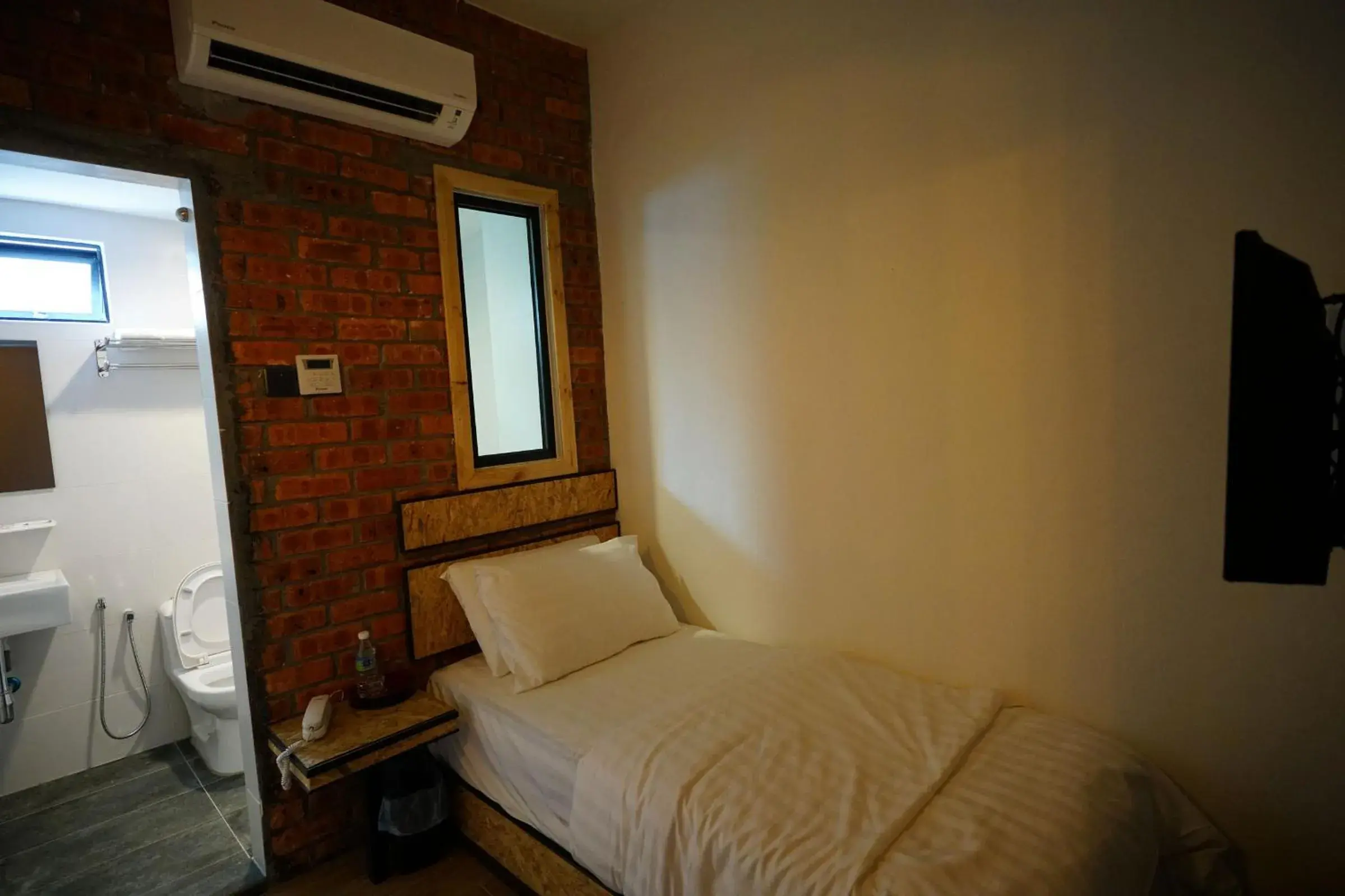 Single Room (1 person only) in Brick Box Hotel @ Oldtown Ipoh Single Room (1 person only) in Brick Box Hotel @ Oldtown Ipoh