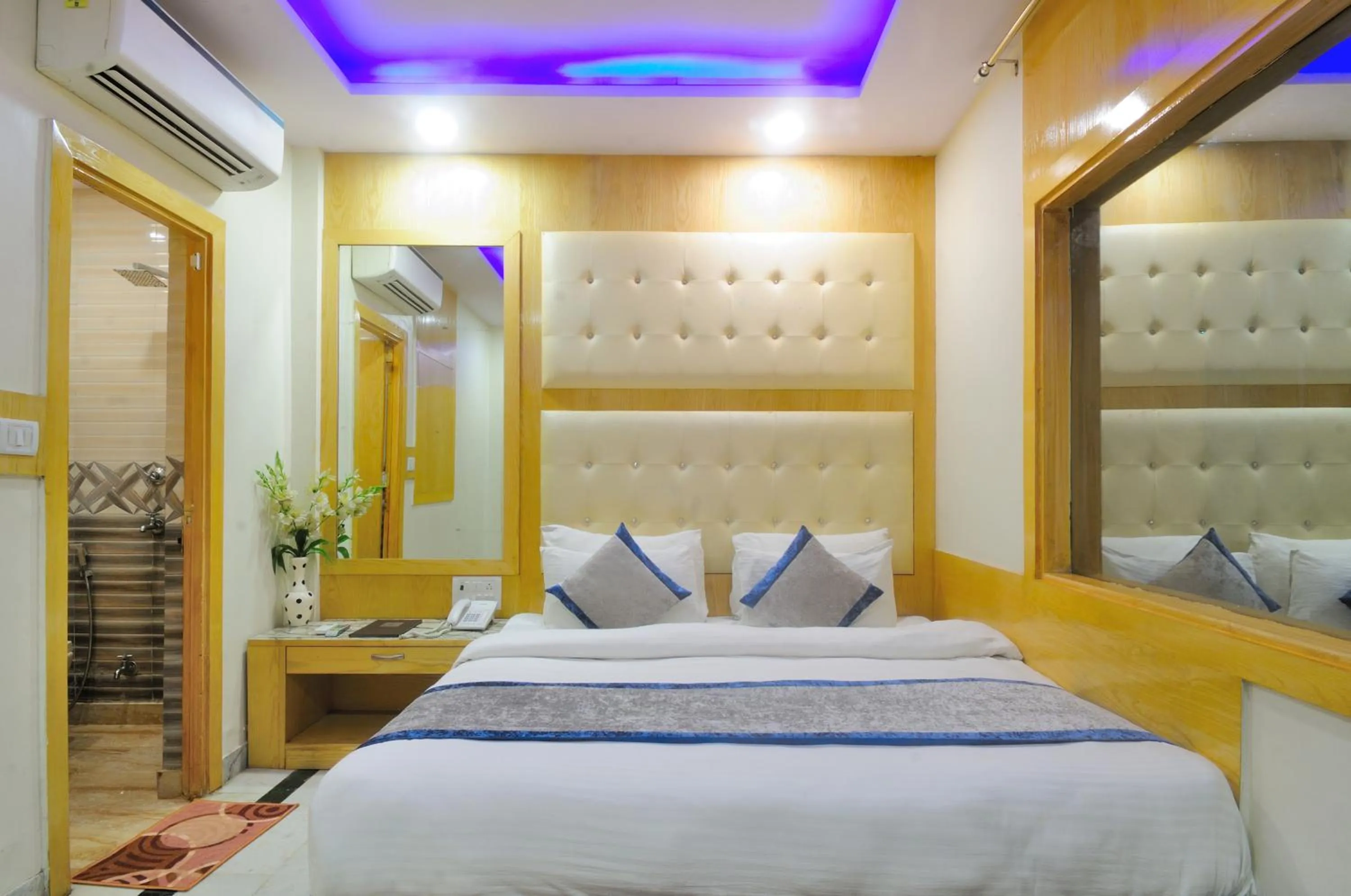air conditioner, Bed in Hotel Karlo Kastle - Paharganj - New Delhi