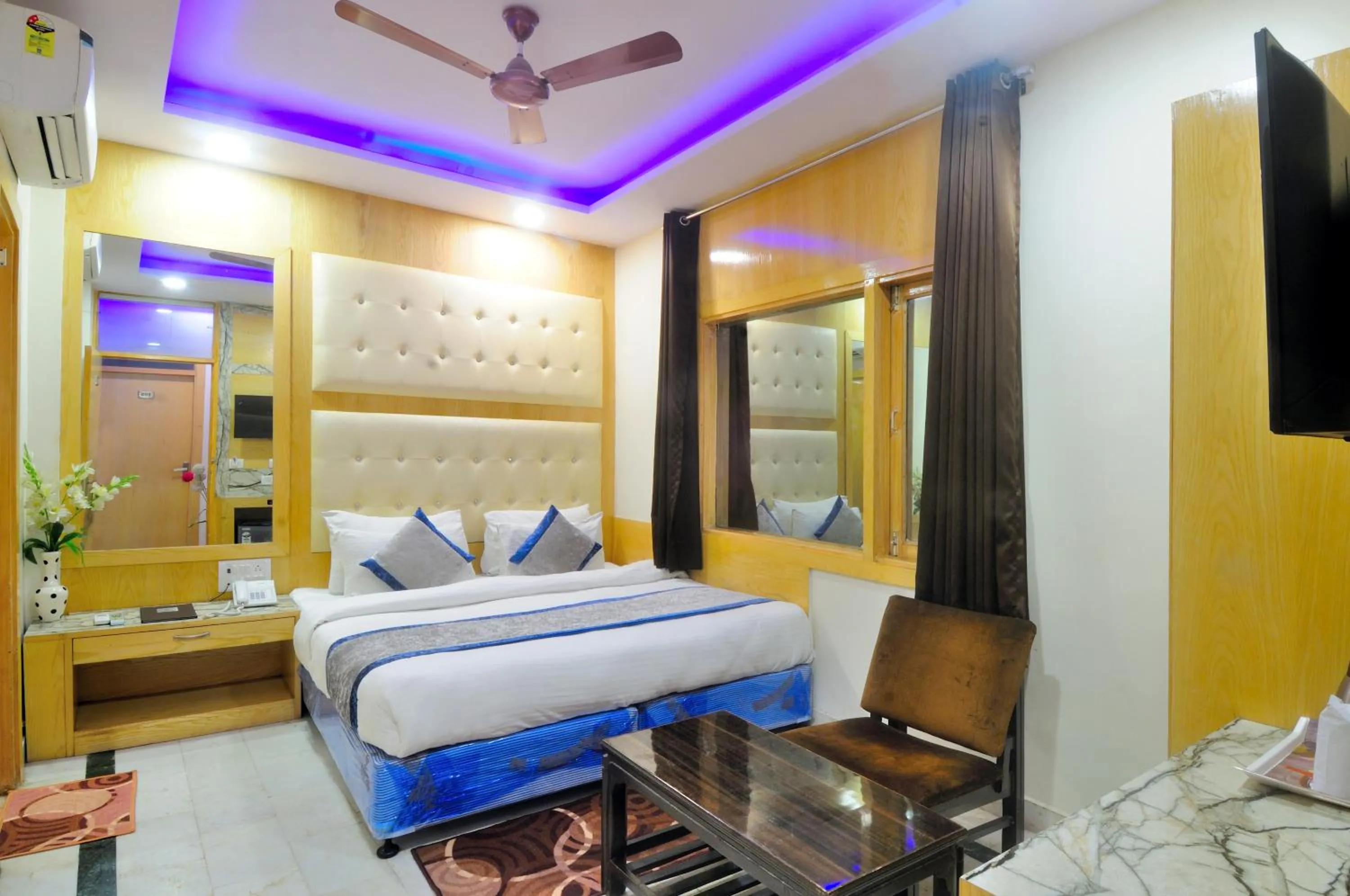 Bed in Hotel Karlo Kastle - Paharganj - New Delhi