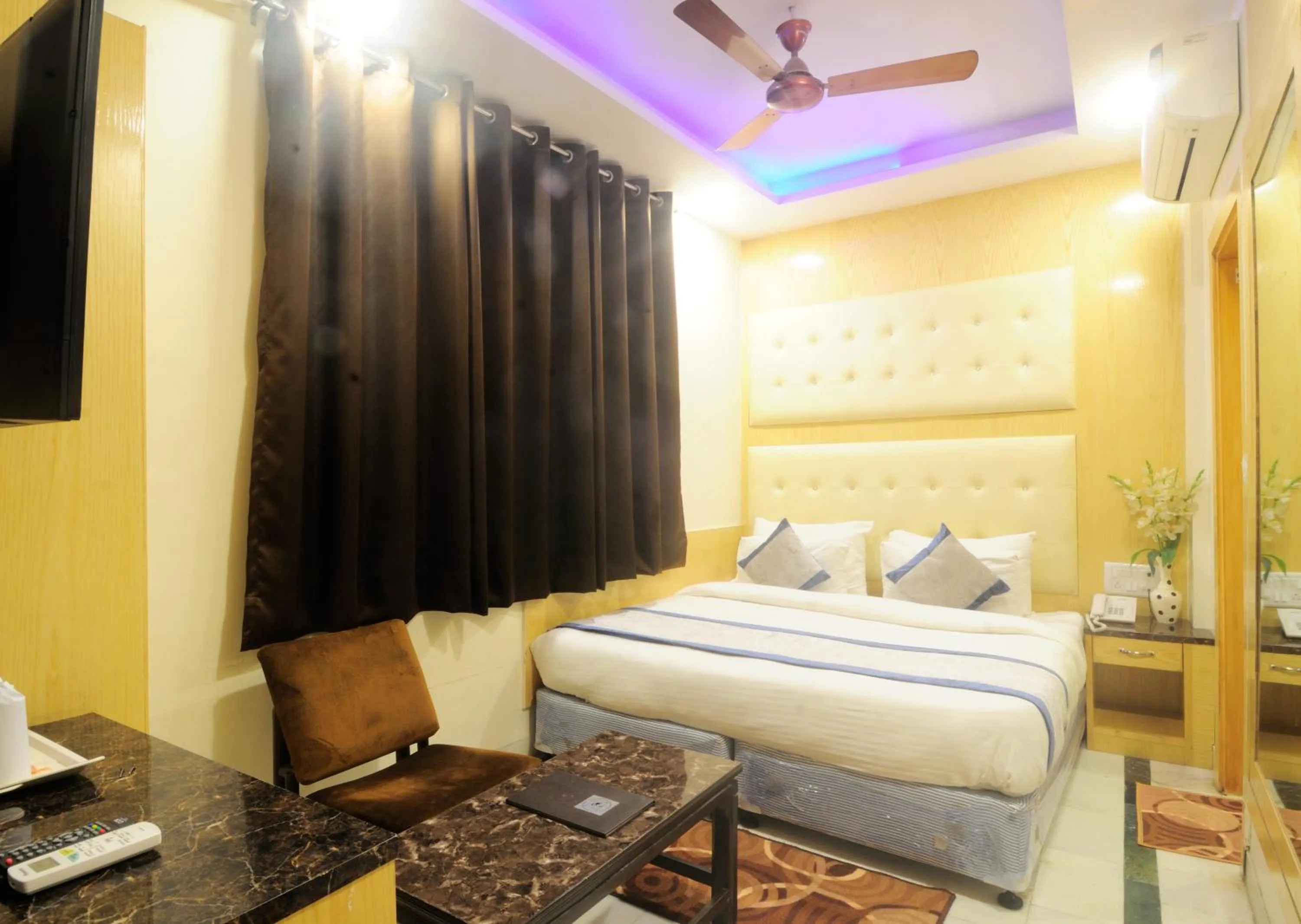 Bed in Hotel Karlo Kastle - Paharganj - New Delhi