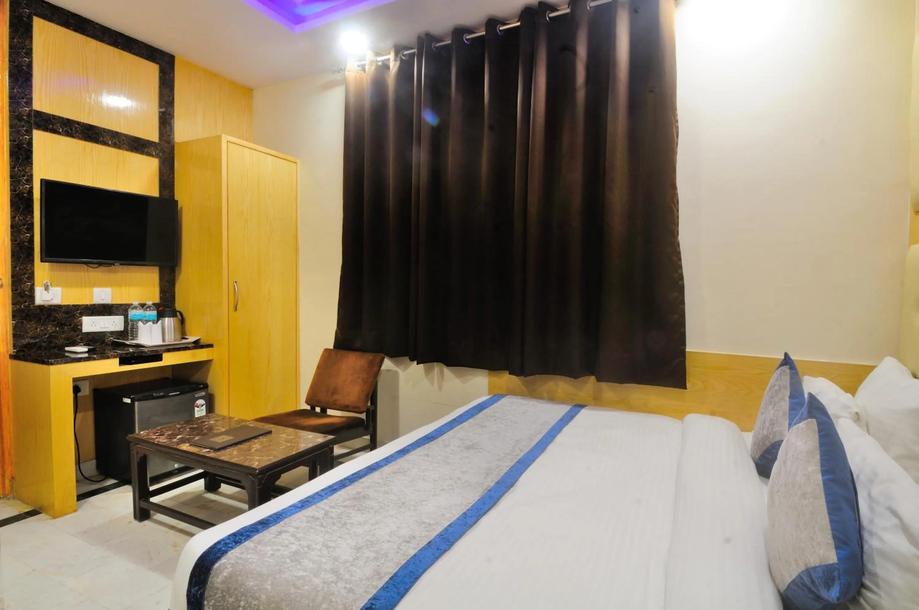 TV and multimedia, Bed in Hotel Karlo Kastle - Paharganj - New Delhi