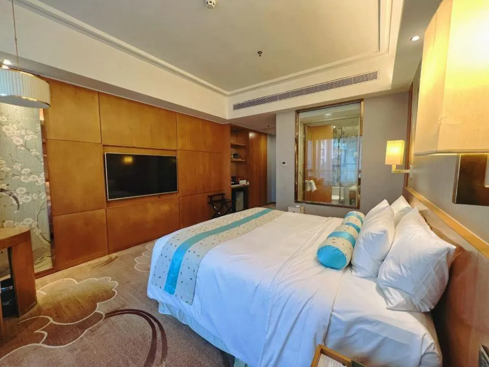 Bed in Menshine Gloria Plaza Hotel