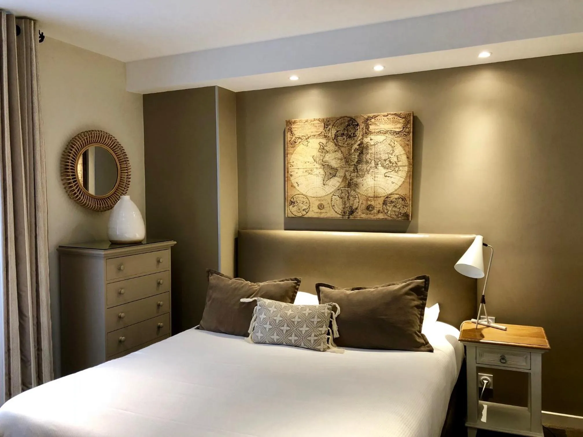 Bed in Hôtel Le Fer à Cheval