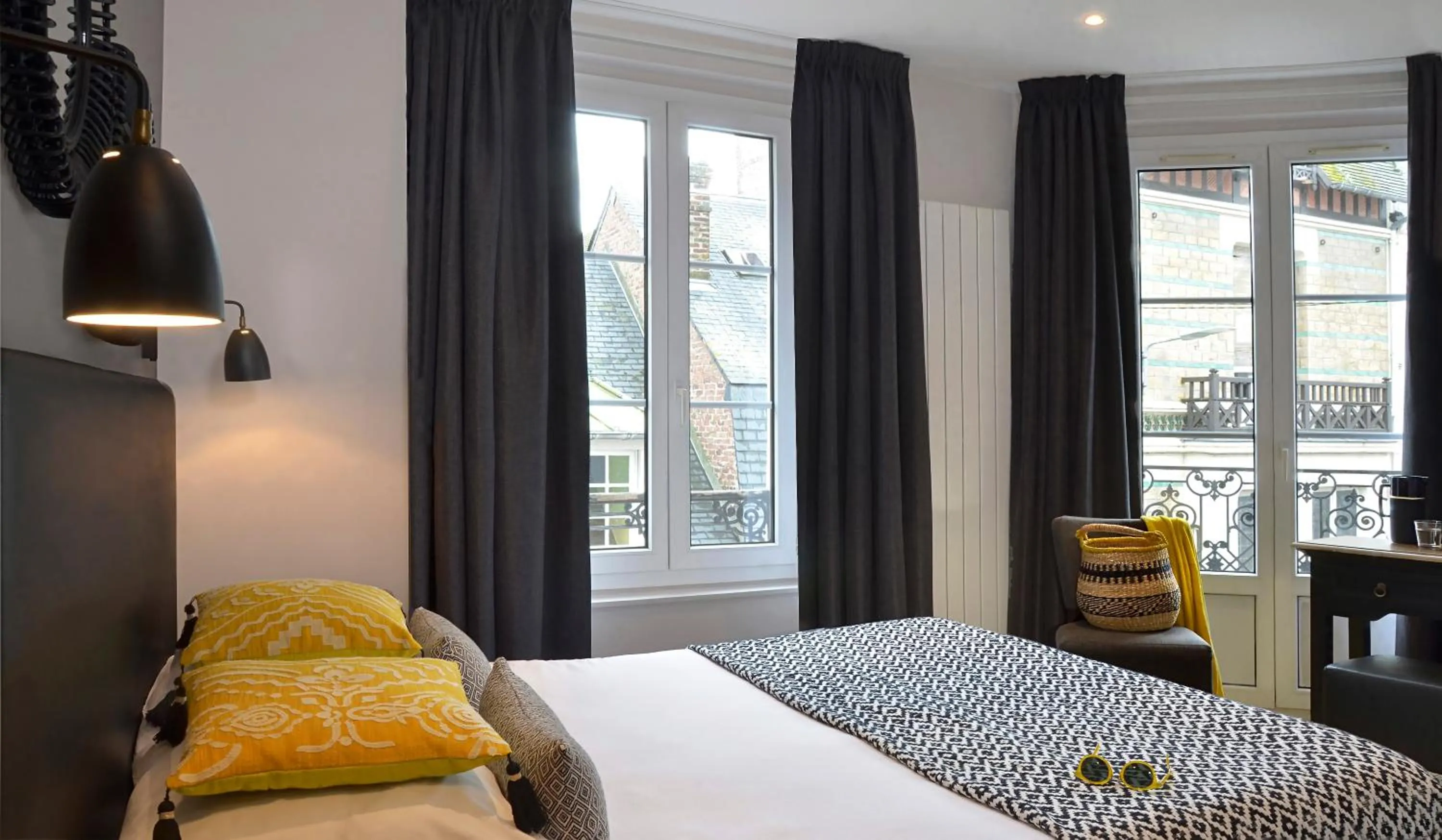 Bed in Hôtel Le Fer à Cheval