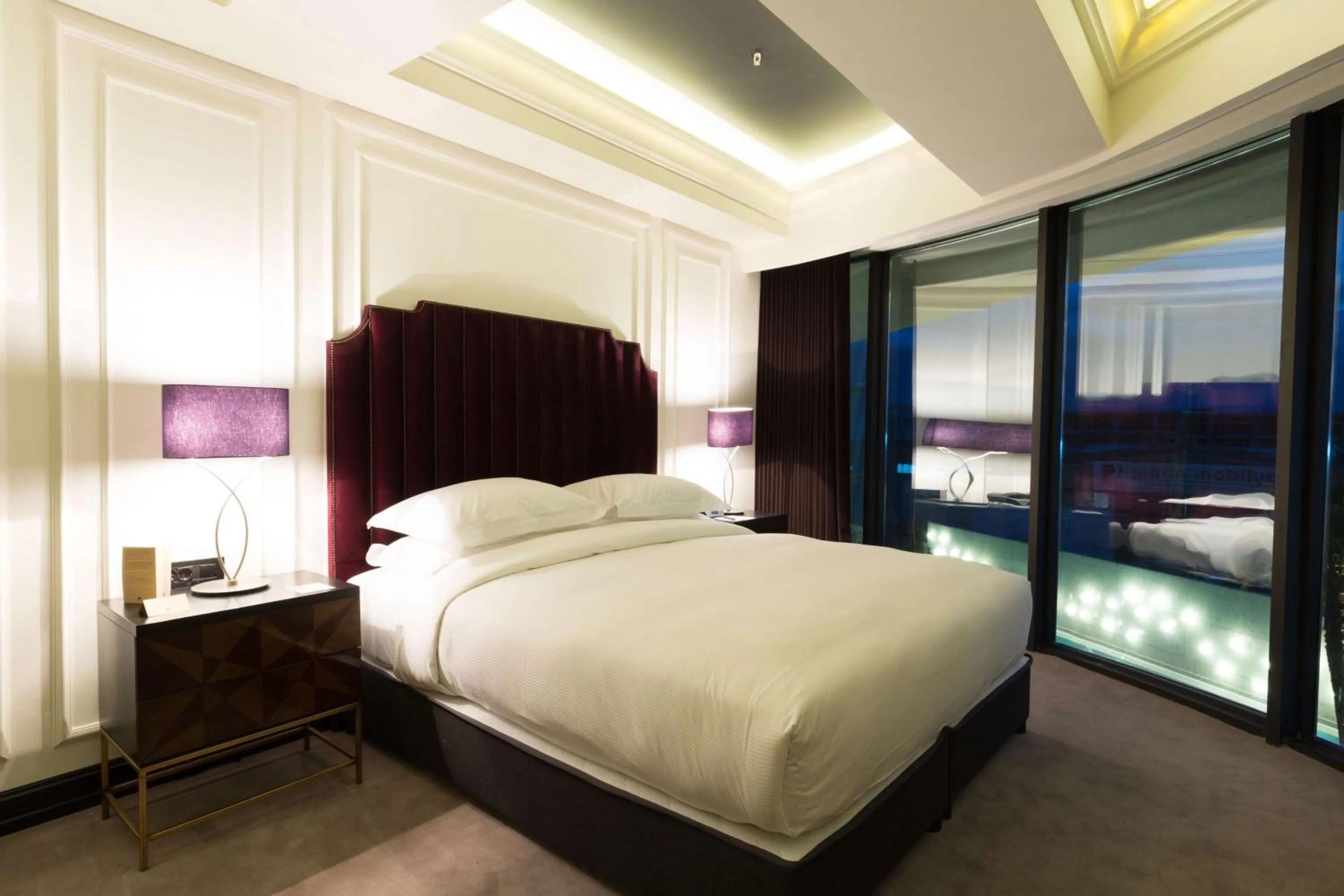 Bed in DoubleTree By Hilton Izmir Airport