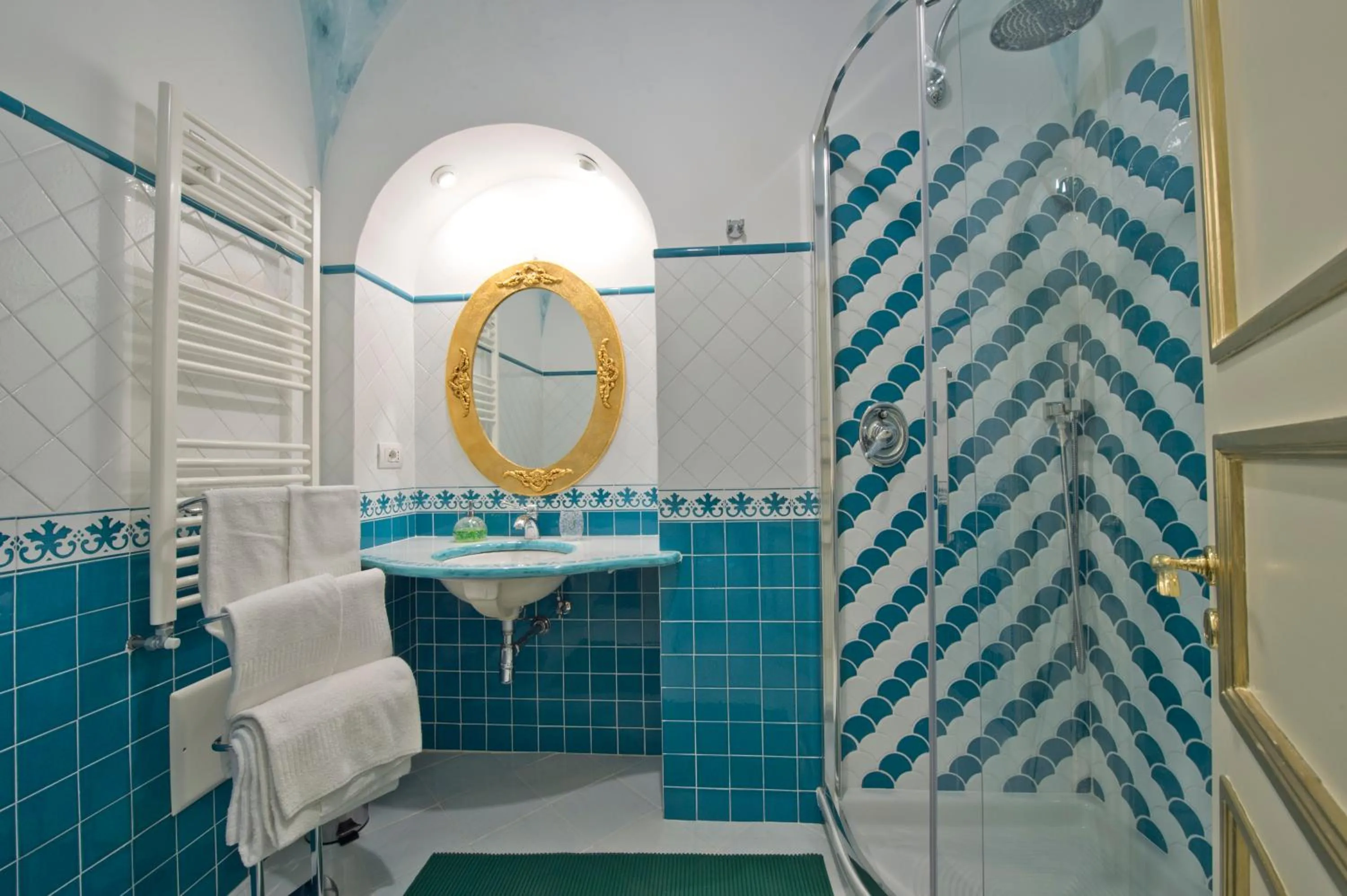 Shower in Palazzo Rocco Villa Sunshining in Love