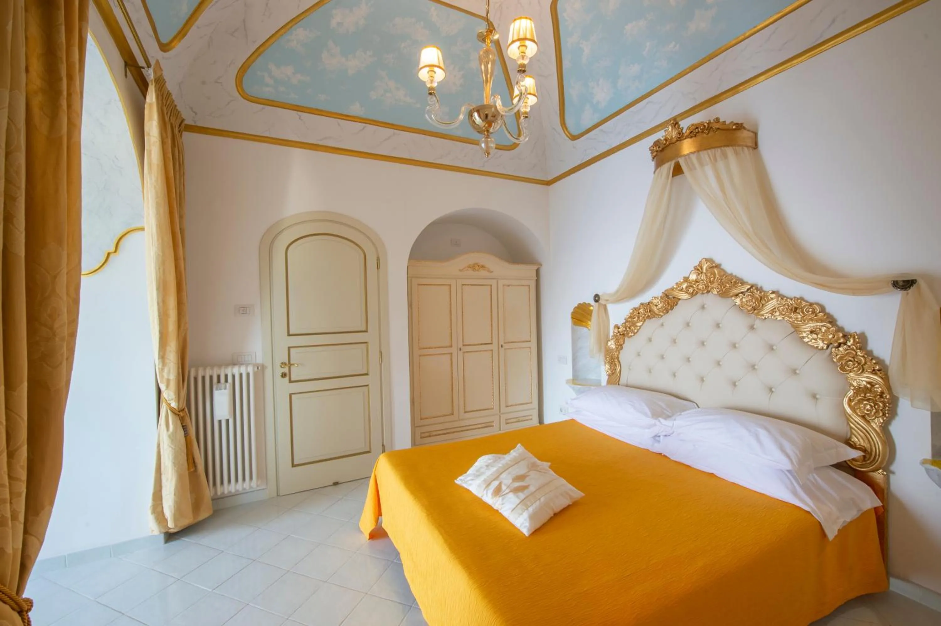 Bed in Palazzo Rocco Villa Sunshining in Love