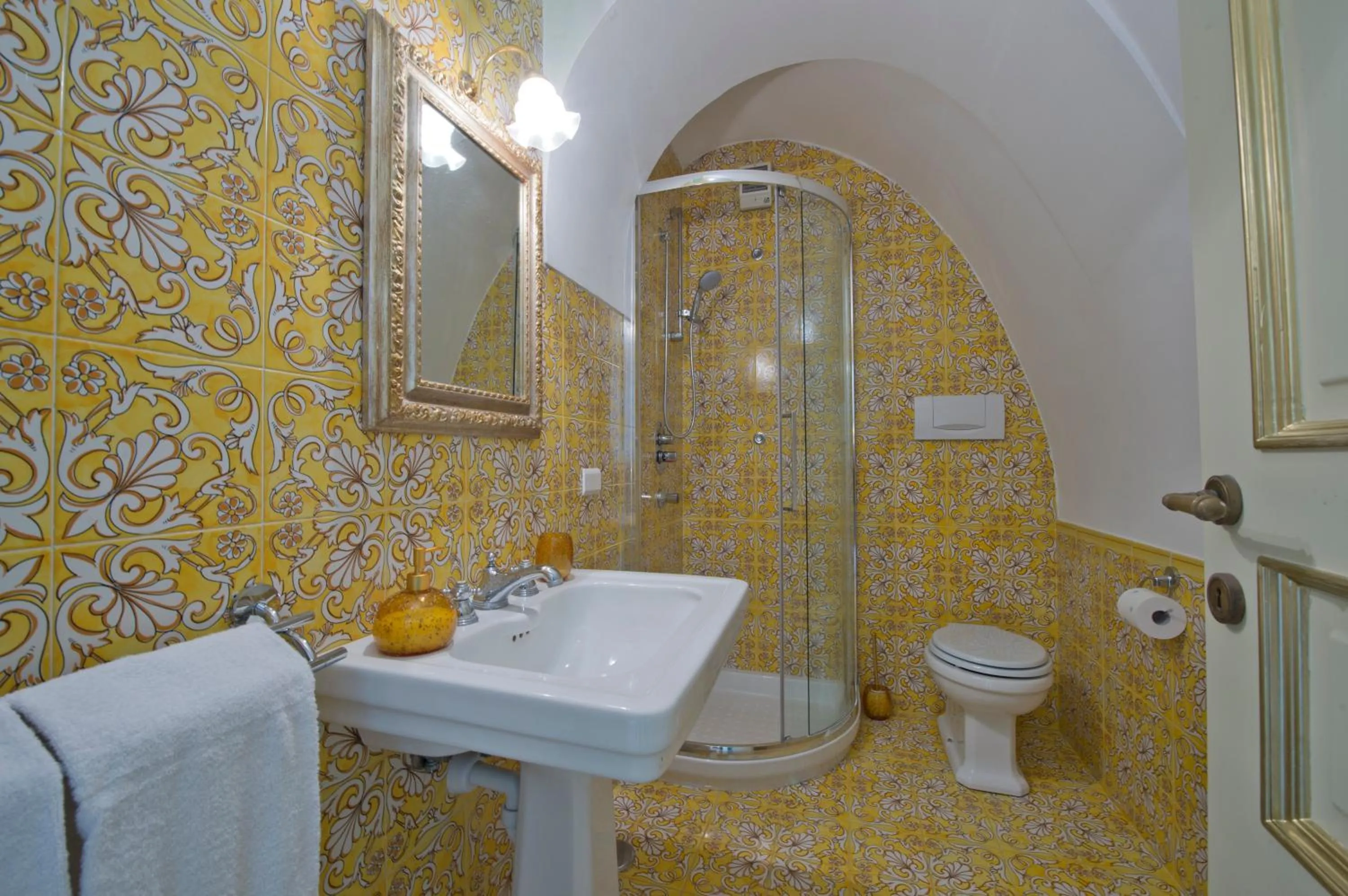 Shower in Palazzo Rocco Villa Sunshining in Love