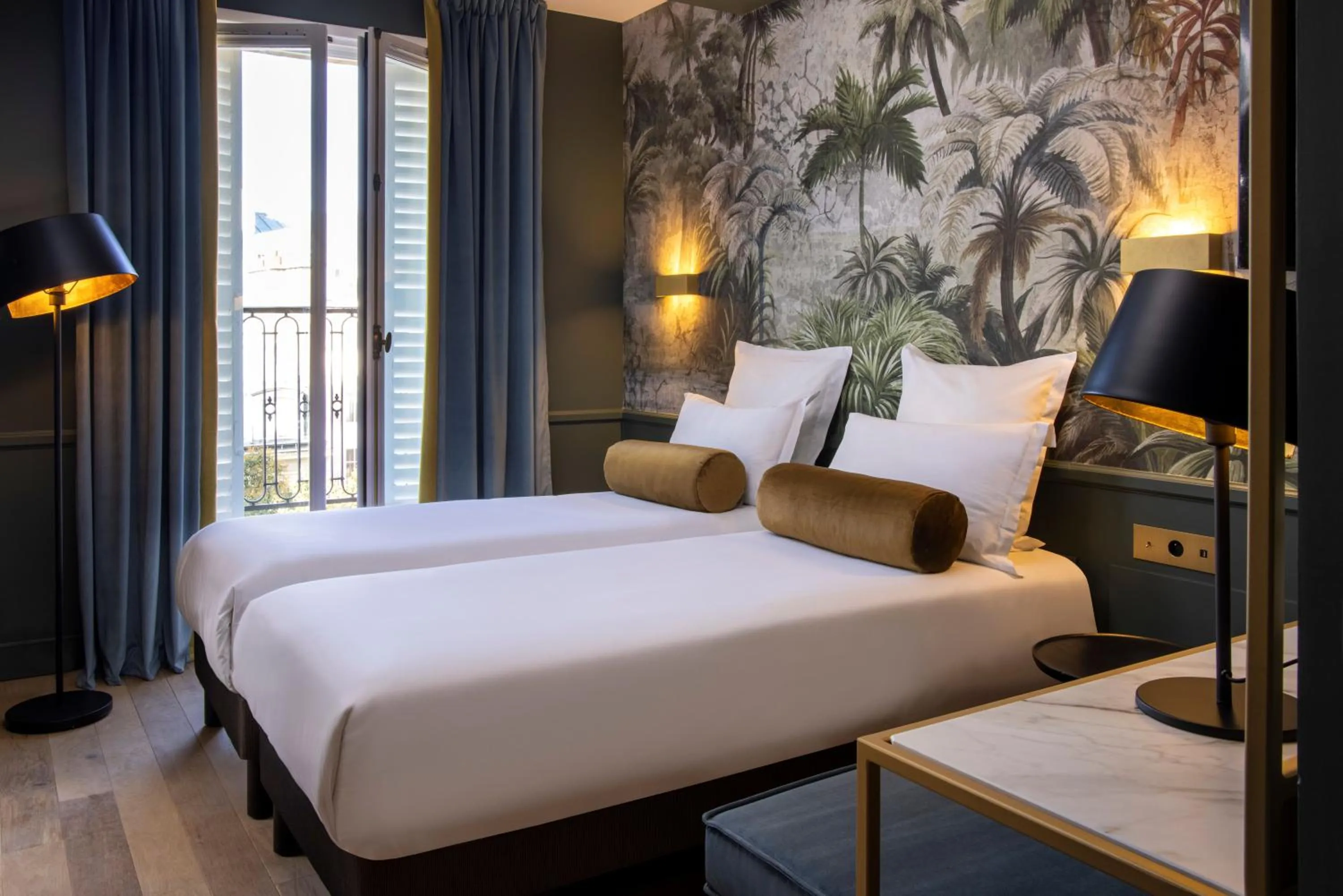 Bed in Les Jardins Du Luxembourg