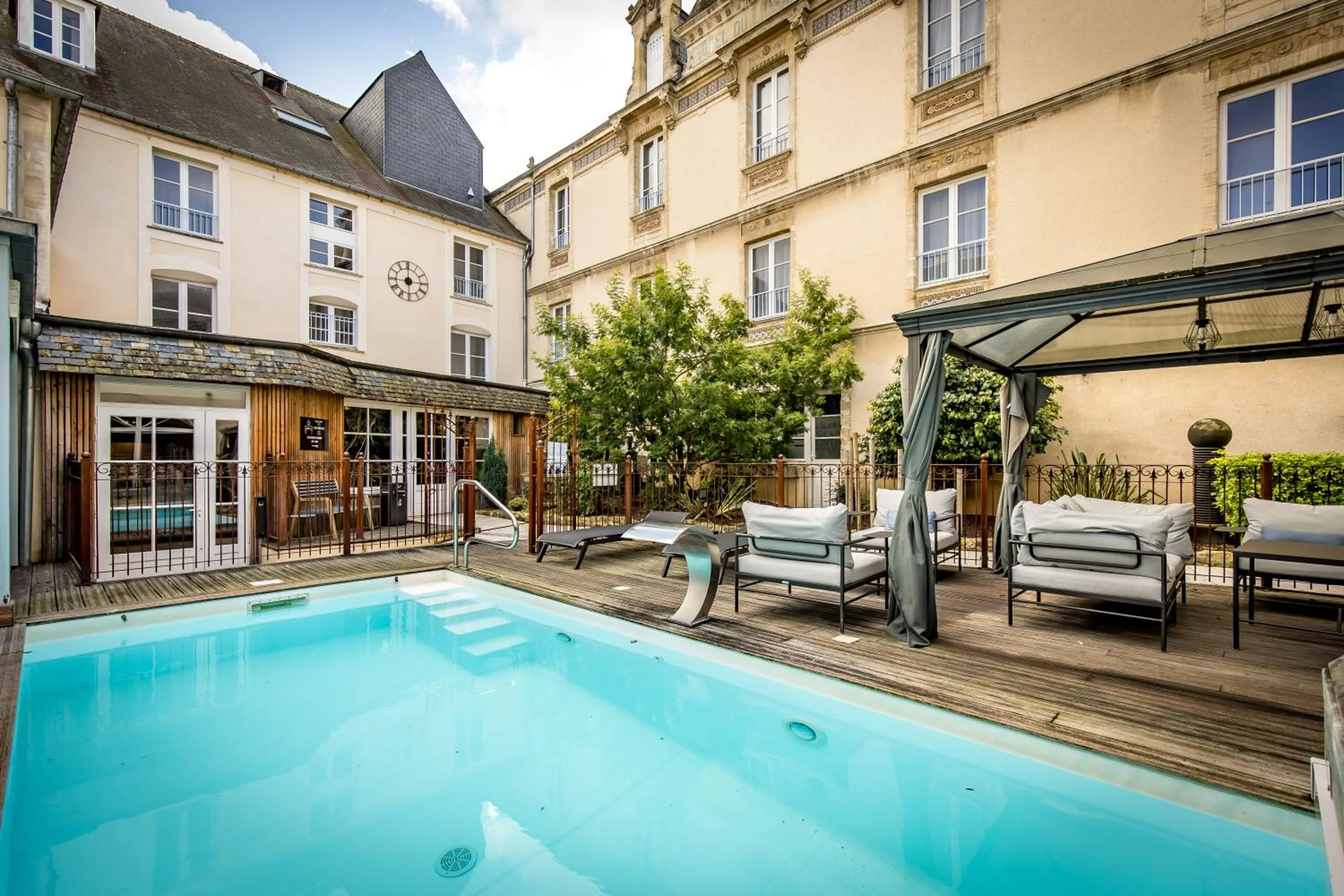 Swimming pool in Grand Hôtel du Luxembourg & Spa