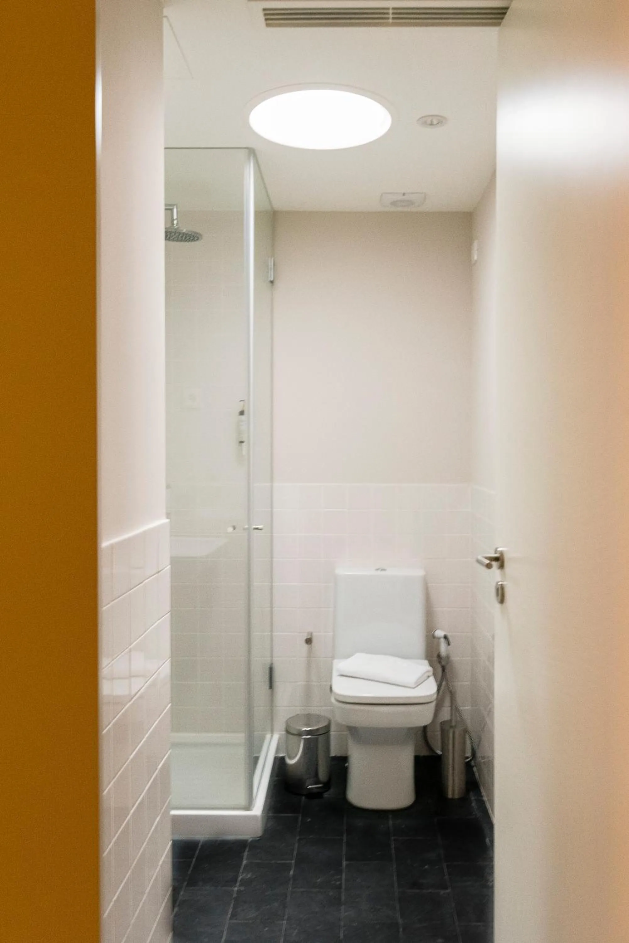 Bathroom in Oporto Trendy River