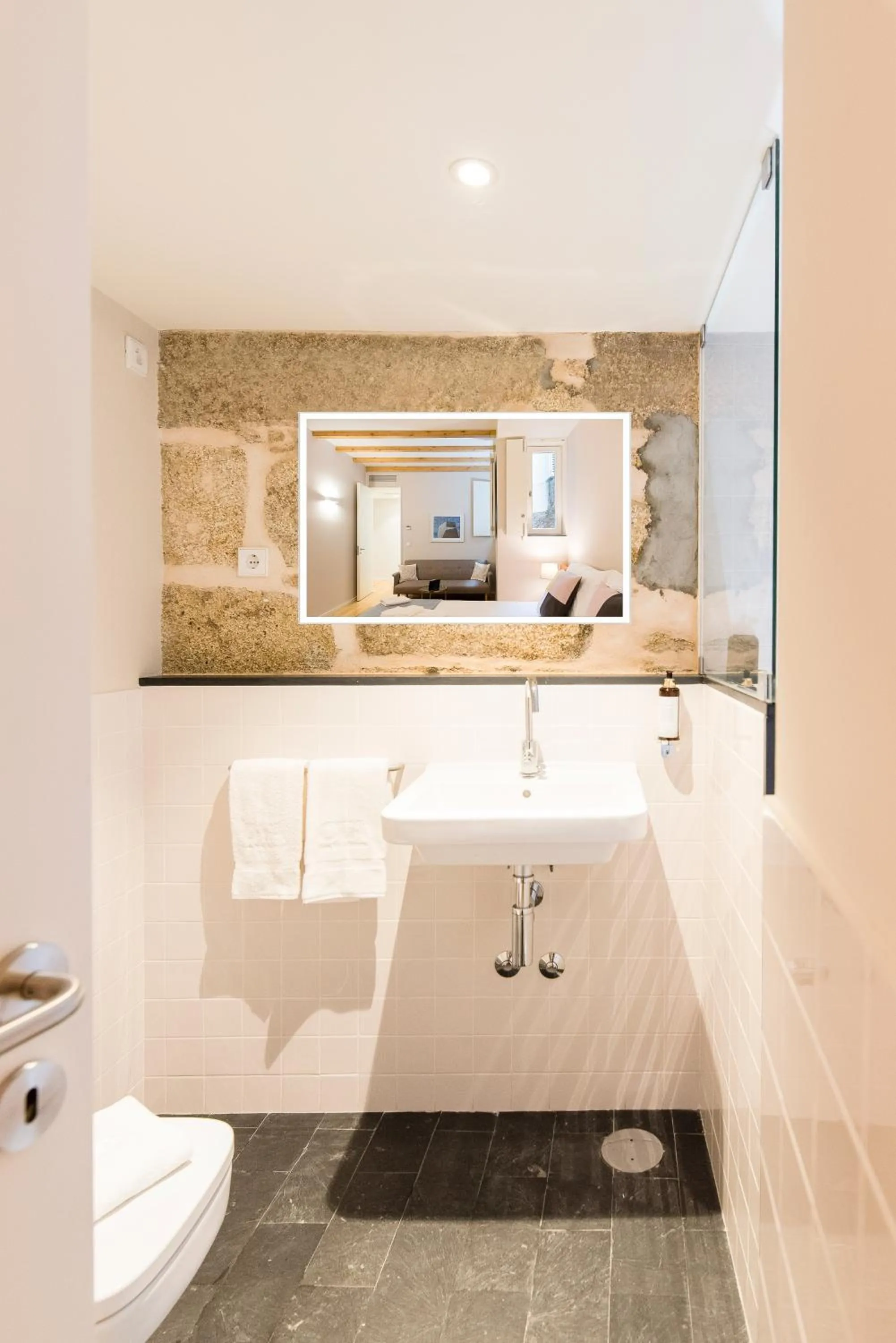 Bathroom in Oporto Trendy River