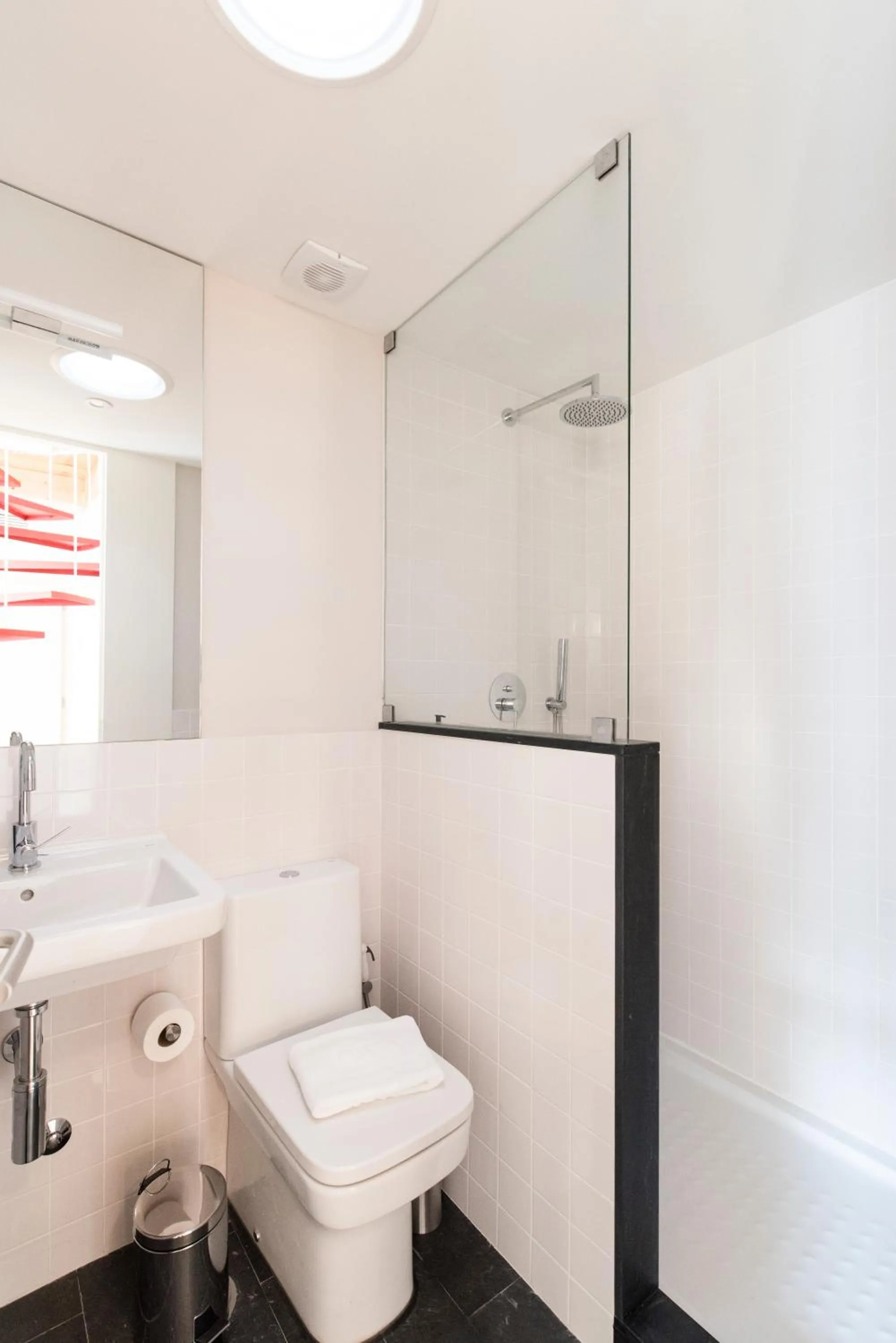 Bathroom in Oporto Trendy River